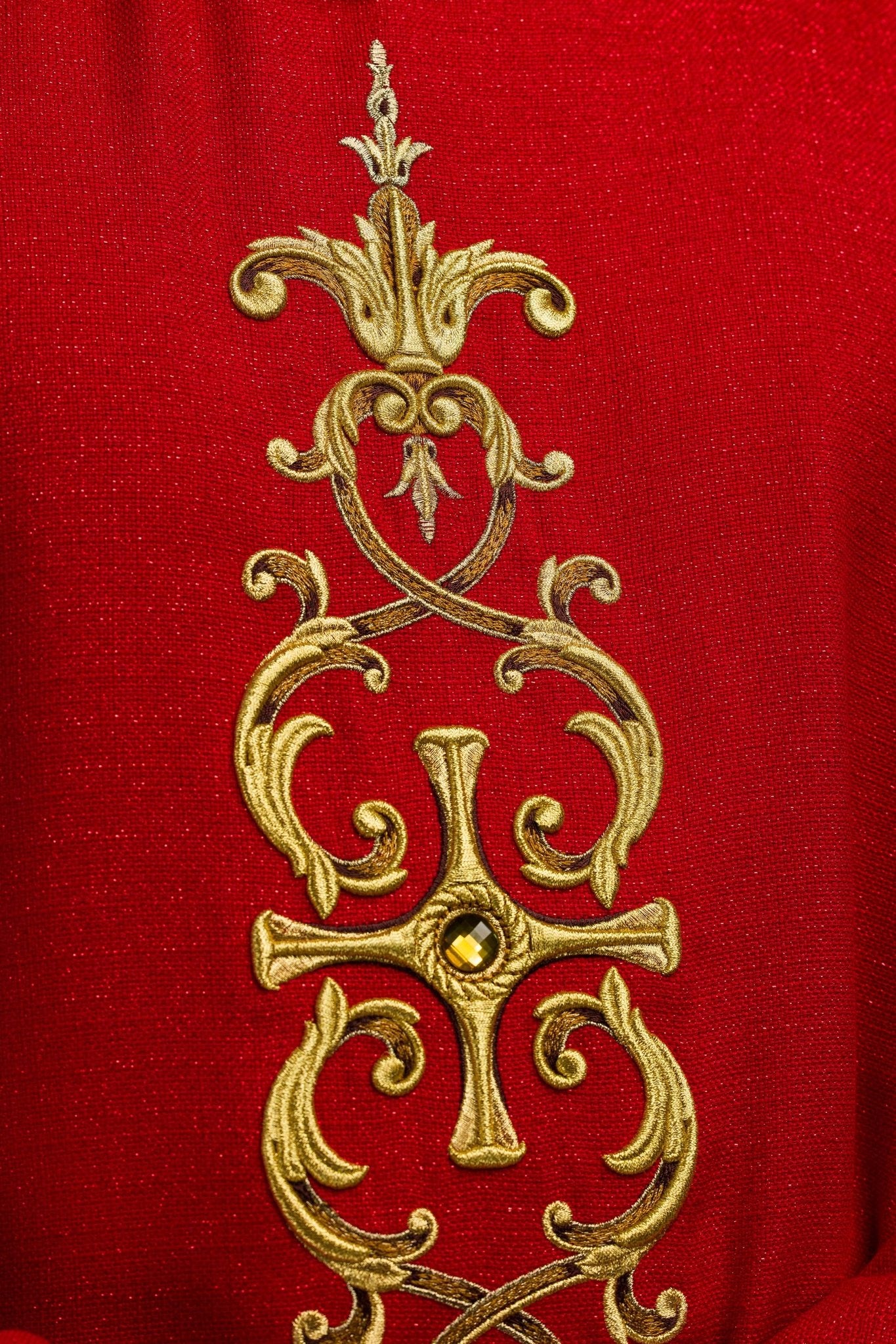 Casula Rossa riccamente ricamata e decorata con pietre LE/7014/02 - PERILPRETE.IT