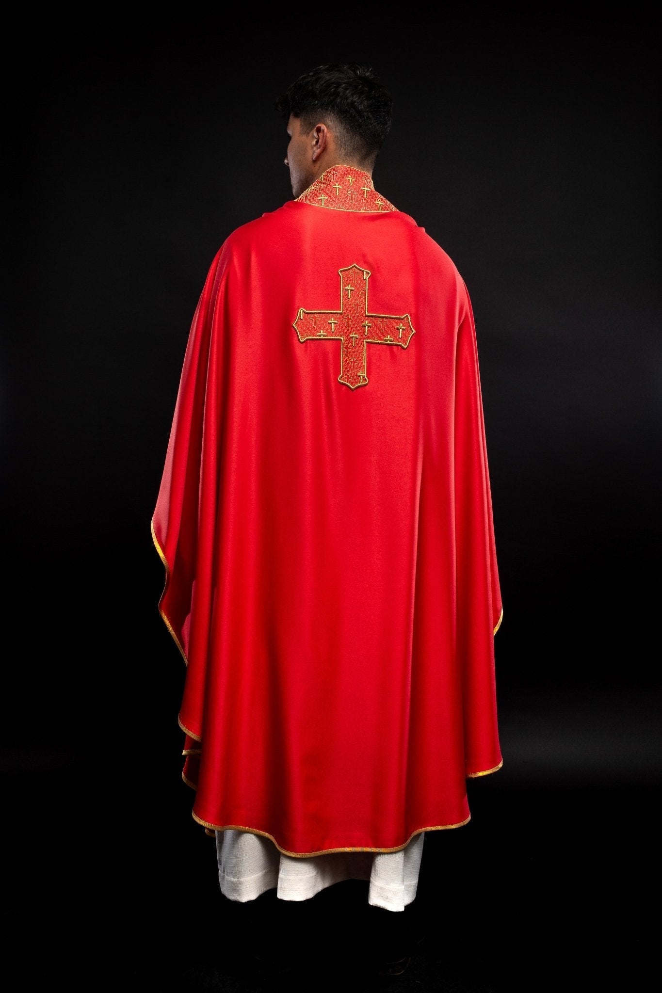 Casula rosso ricamato con croce S - 7061 - 02 - 53 - PERILPRETE.IT