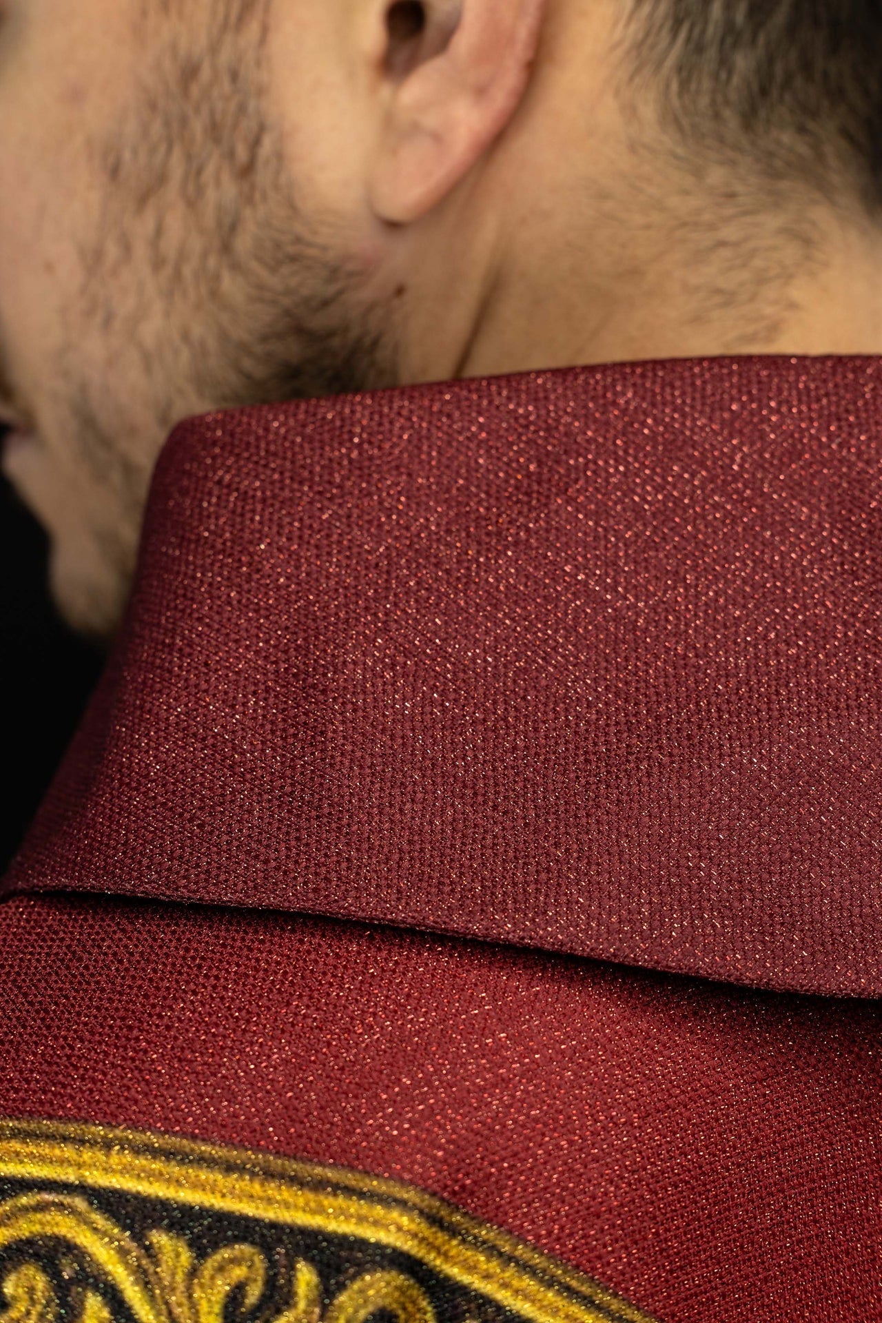 Casula stampata Pax rossa con ricca decorazione dorata KOD/7009/02/40 - PERILPRETE.IT