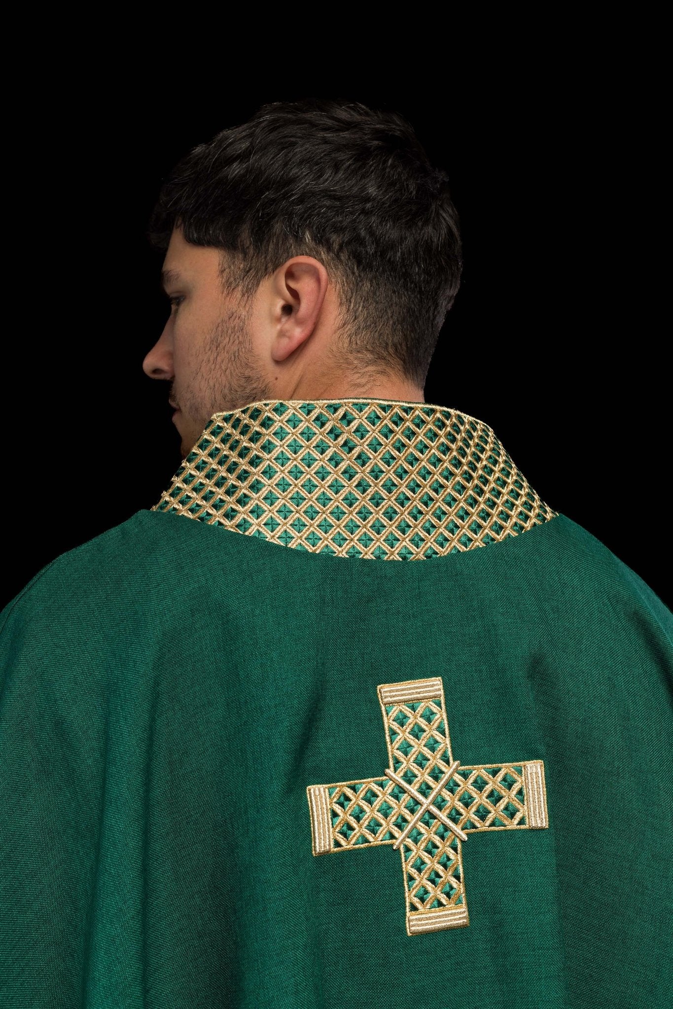 Casula verde con croci e colletto ricamati in oro S-7070-01-70 - PERILPRETE.IT