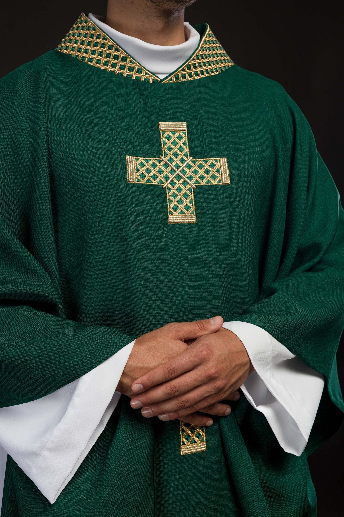 Casula verde con croci e colletto ricamati in oro S-7070-01-70 - PERILPRETE.IT