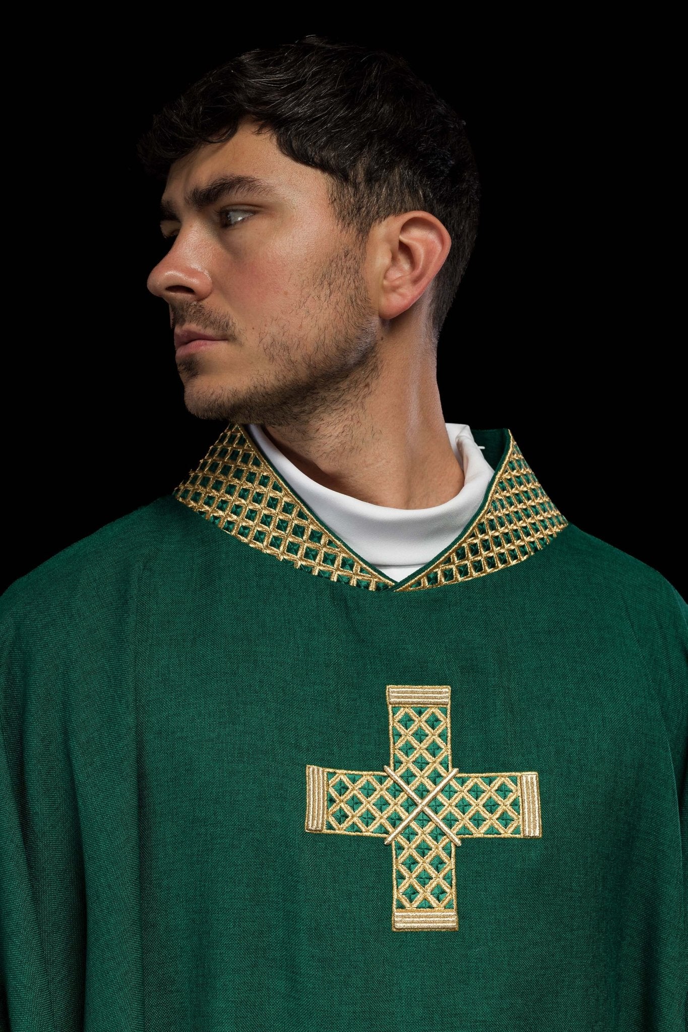 Casula verde con croci e colletto ricamati in oro S-7070-01-70 - PERILPRETE.IT