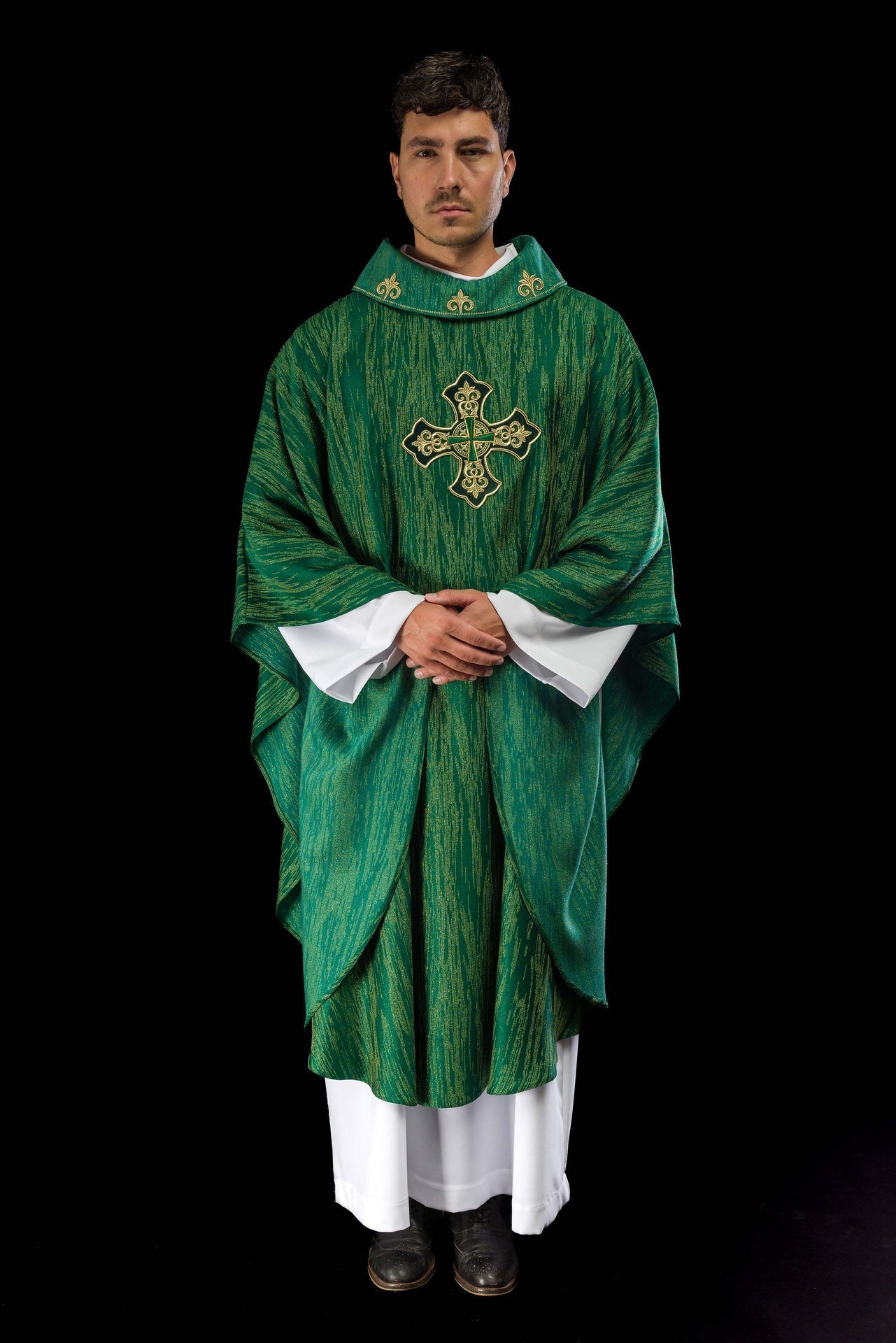 Casula verde con motivo ricamato a croce su tessuto decorativo LE/7036/01 - PERILPRETE.IT