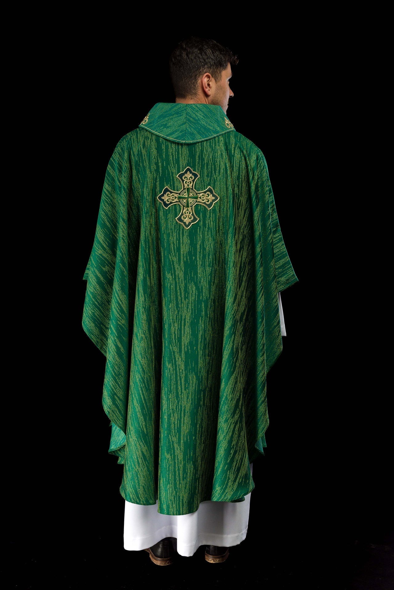 Casula verde con motivo ricamato a croce su tessuto decorativo LE/7036/01 - PERILPRETE.IT