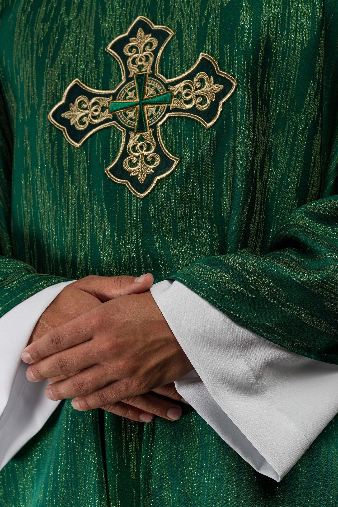 Casula verde con motivo ricamato a croce su tessuto decorativo LE/7036/01 - PERILPRETE.IT
