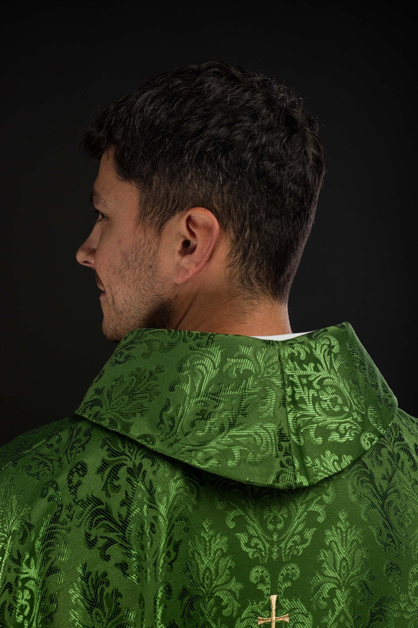 Casula verde con ricamo IHS su tessuto decorativo LE/7032/01 - PERILPRETE.IT