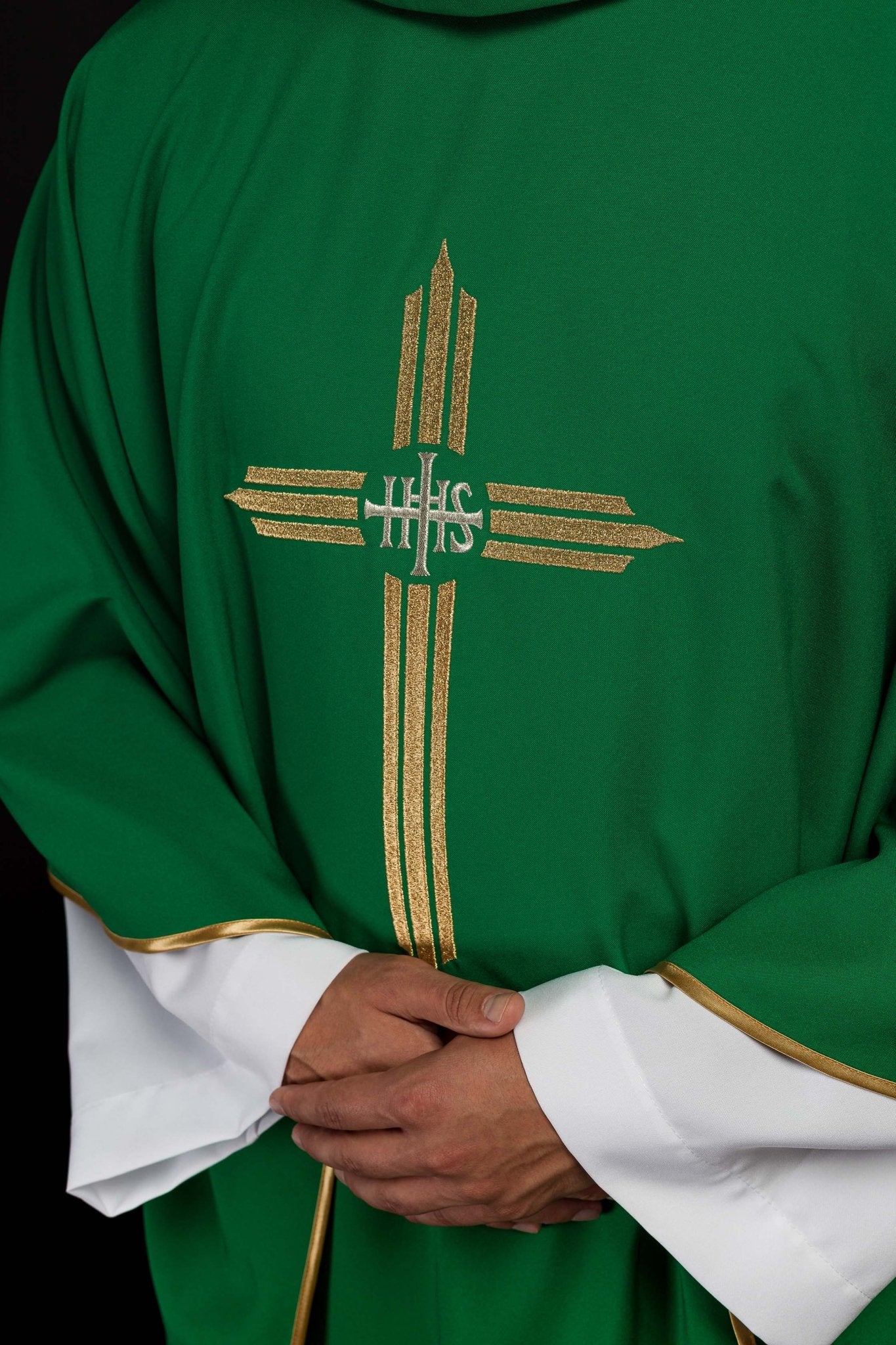 Casula Verde ricamata con Croce e IHS KOR/017/01/12 ZIELONY - PERILPRETE.IT