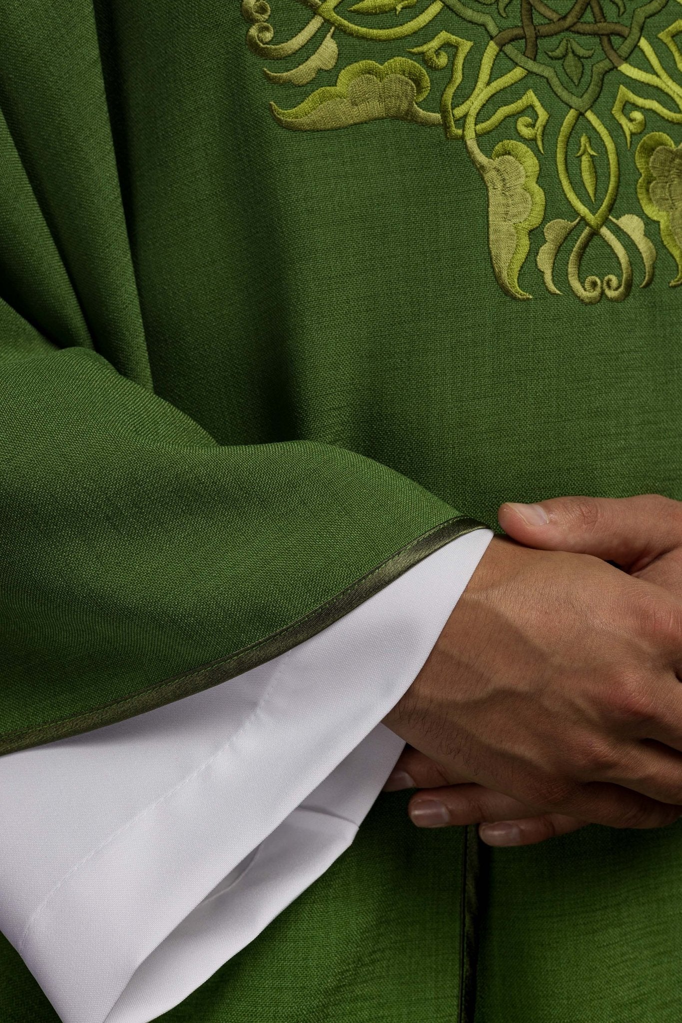 Casula Verde ricamata con simbolo della Croce HA7035 - 01 ZIELONY - PERILPRETE.IT