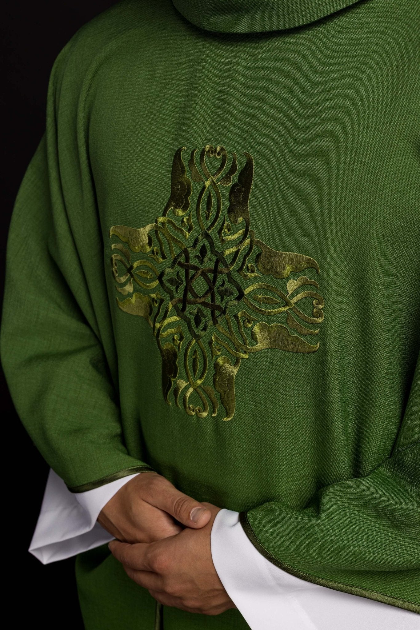Casula Verde ricamata con simbolo della Croce HA7035 - 01 ZIELONY - PERILPRETE.IT