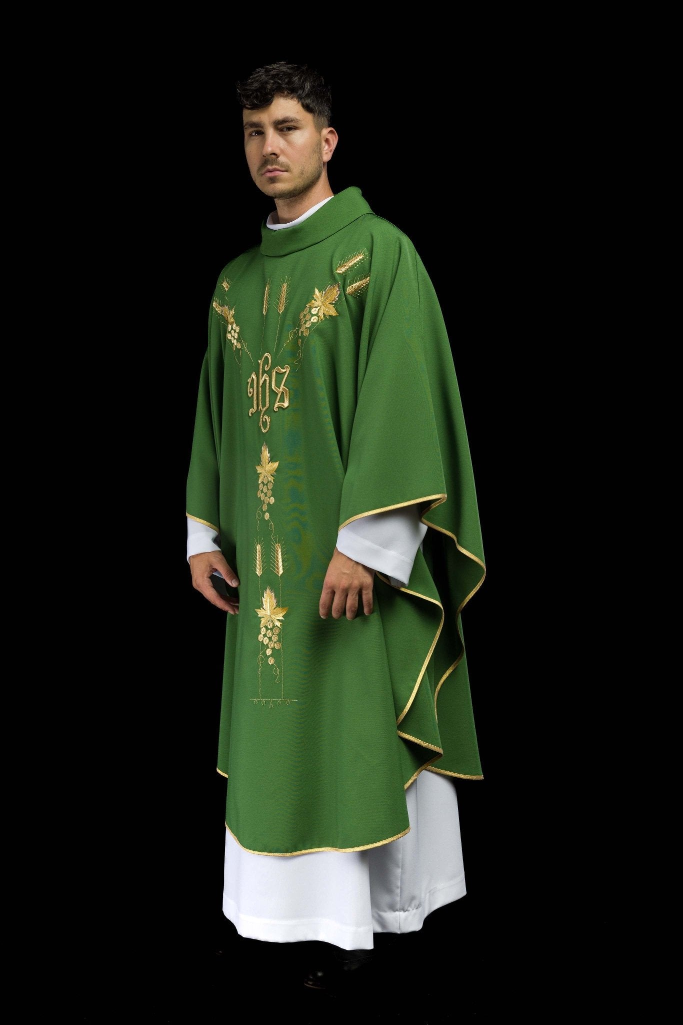 Casula Verde ricamata con simbolo IHS Uva KOR/057/01/01 ZIELONY - PERILPRETE.IT