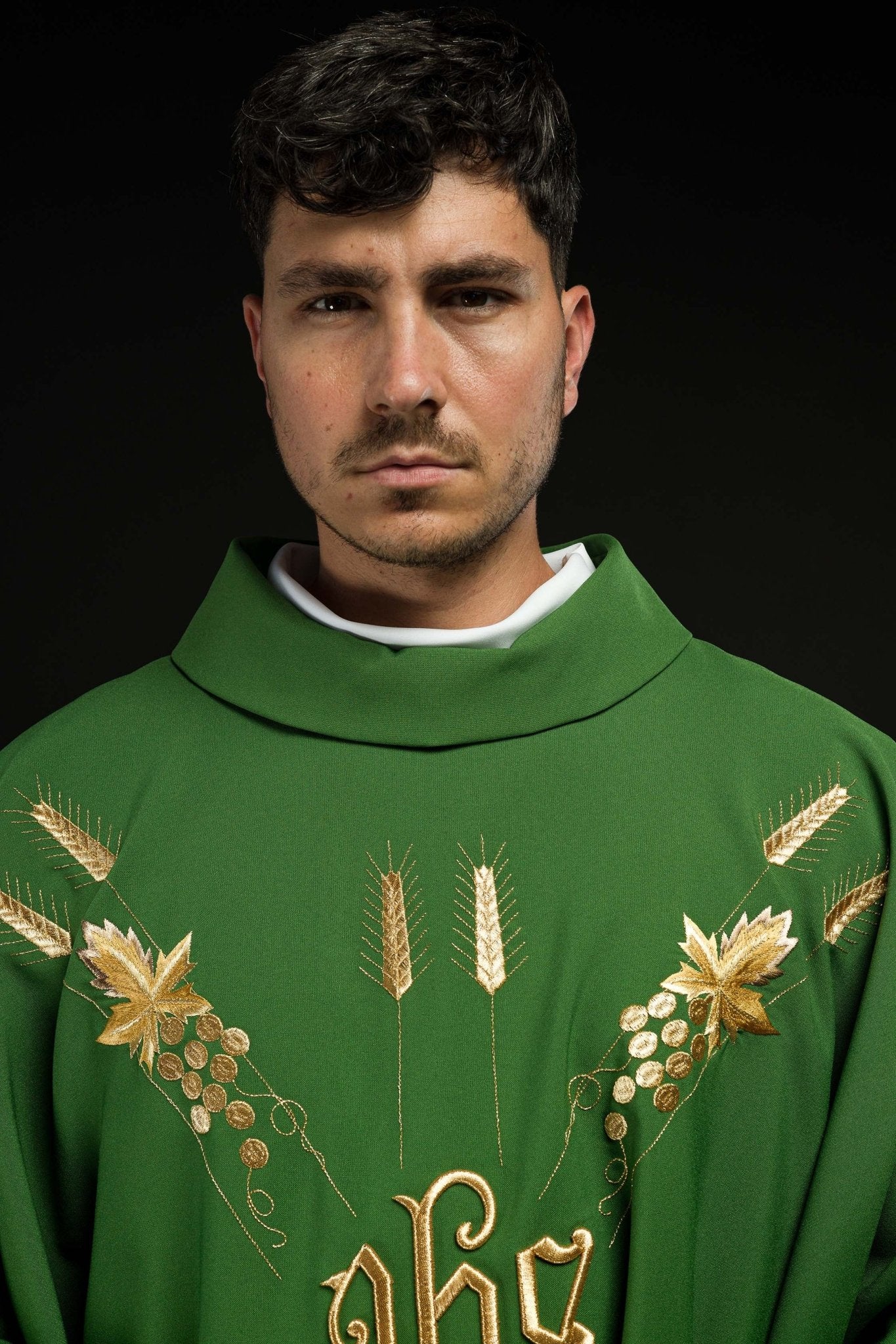 Casula Verde ricamata con simbolo IHS Uva KOR/057/01/01 ZIELONY - PERILPRETE.IT