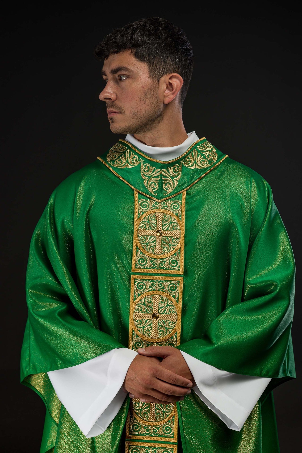 Casula verde riccamente ricamata decorata con pietre LE/7012/01 - PERILPRETE.IT