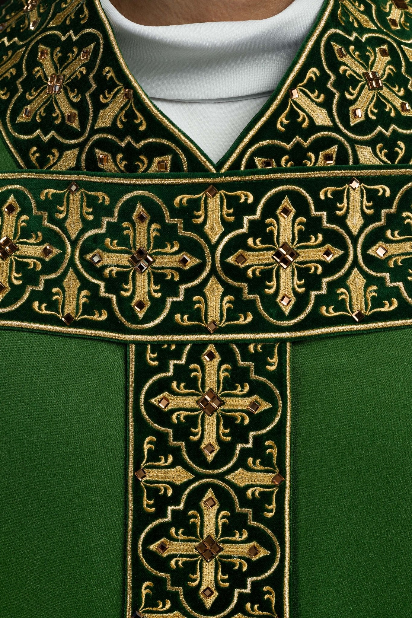 Casula Verde riccamente ricamata decorazione con le pietre LE/7004/01 - PERILPRETE.IT