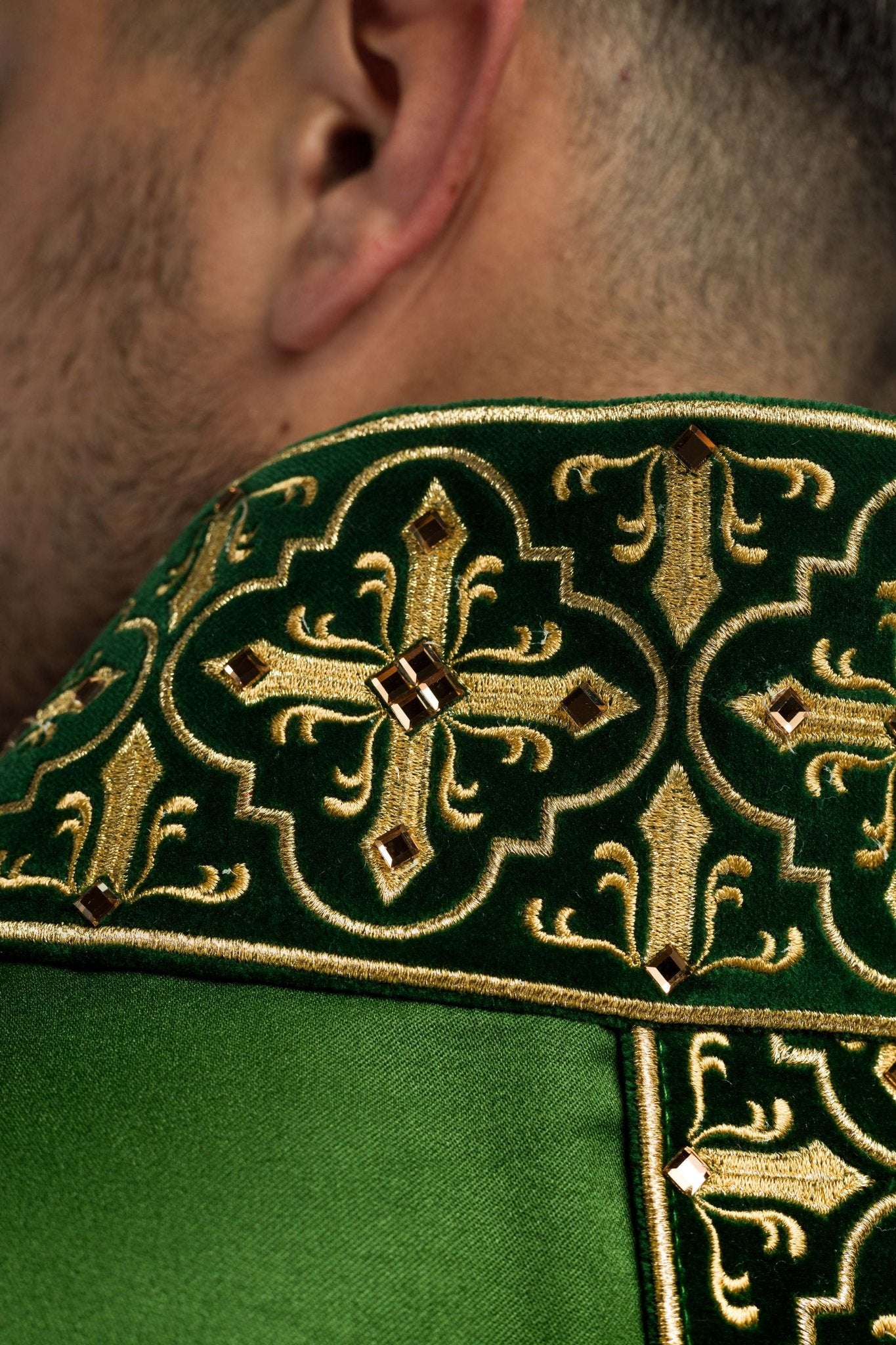 Casula Verde riccamente ricamata decorazione con le pietre LE/7004/01 - PERILPRETE.IT