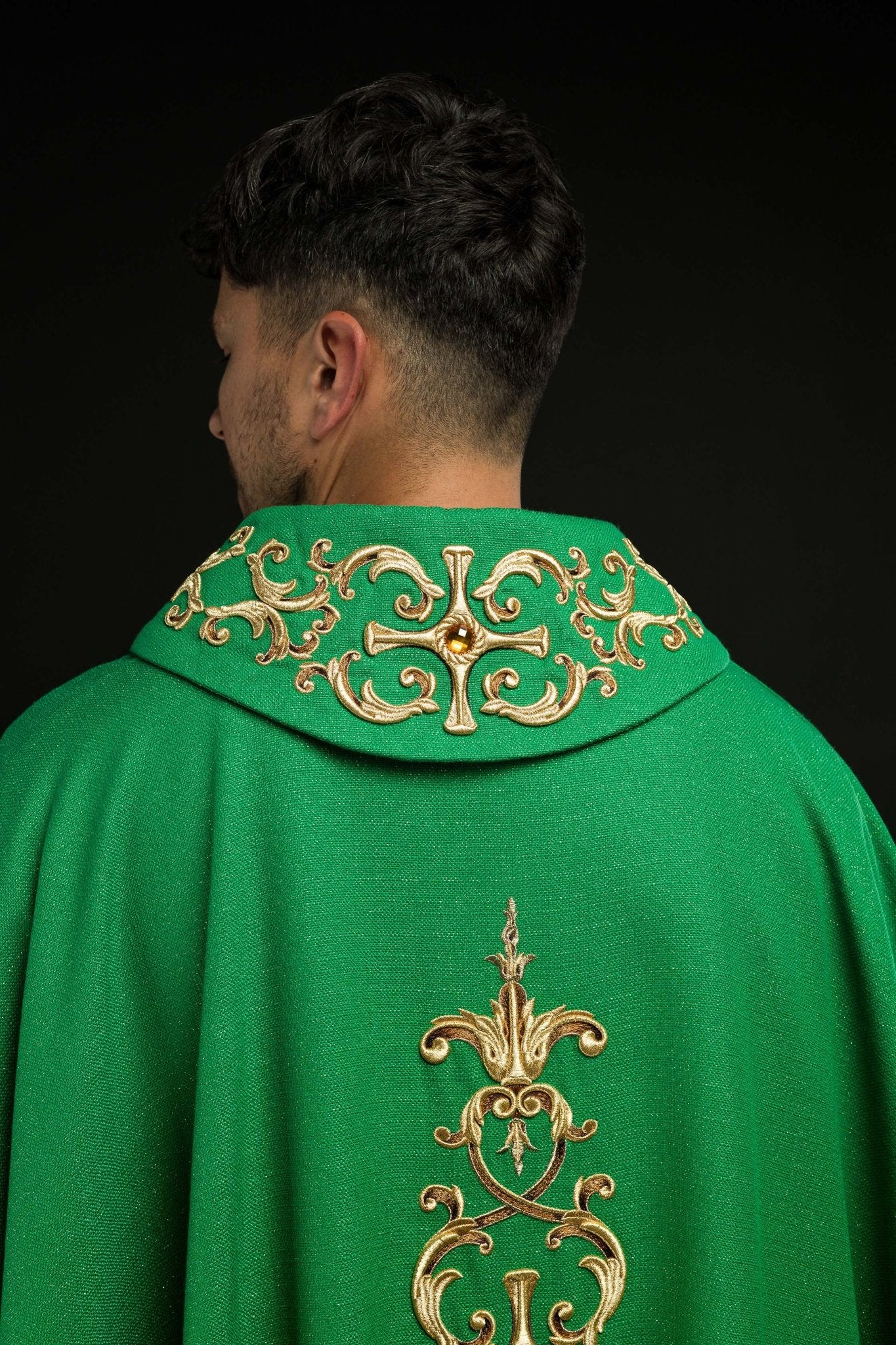 Casula Verde riccamente ricamata e decorata con pietre LE/7014/01 - PERILPRETE.IT