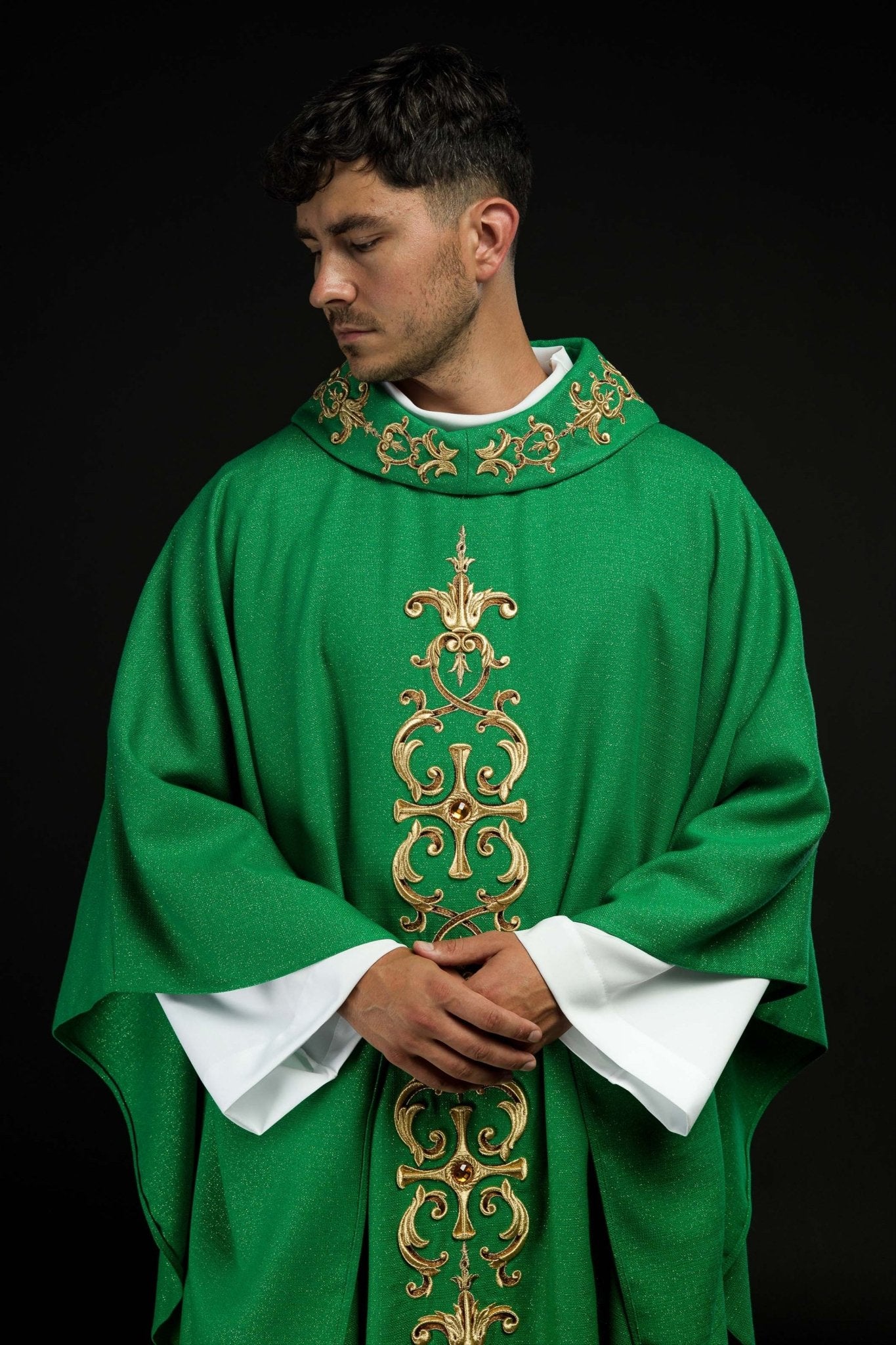 Casula Verde riccamente ricamata e decorata con pietre LE/7014/01 - PERILPRETE.IT