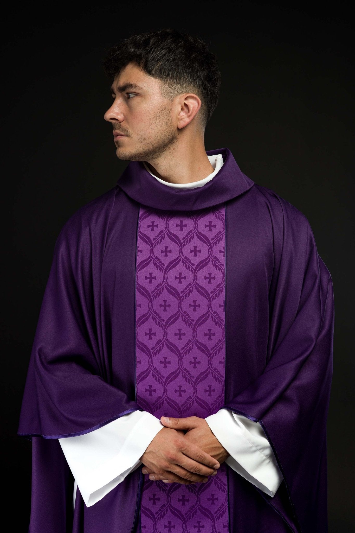 Casula viola con banda jacquard decorata con croci KOR/402/03/53 - PERILPRETE.IT