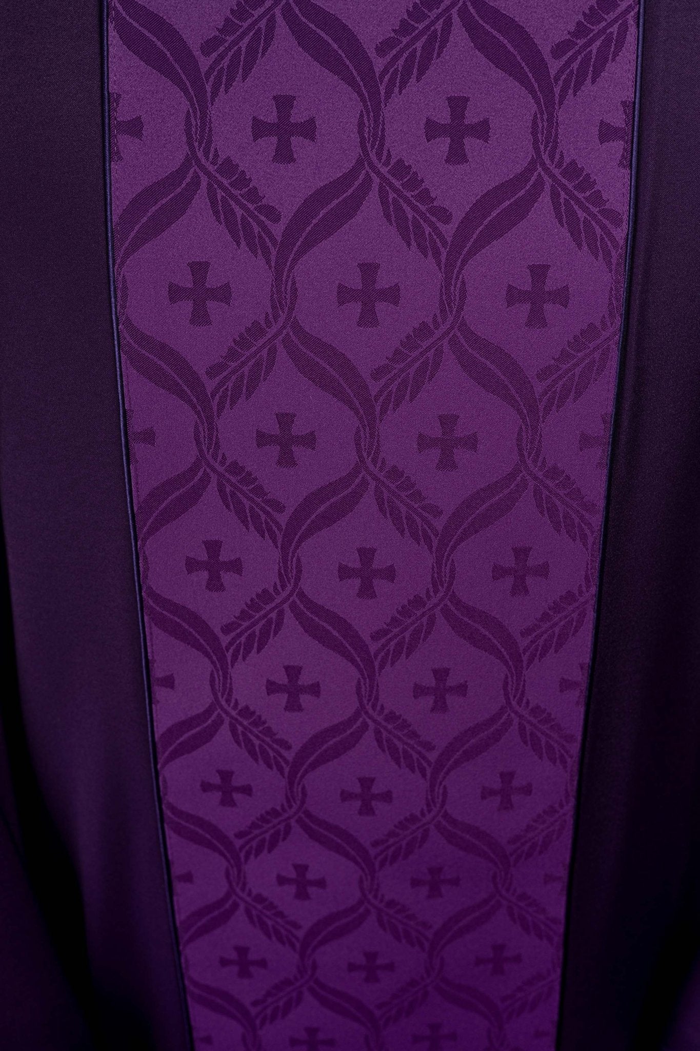 Casula viola con banda jacquard decorata con croci KOR/402/03/53 - PERILPRETE.IT