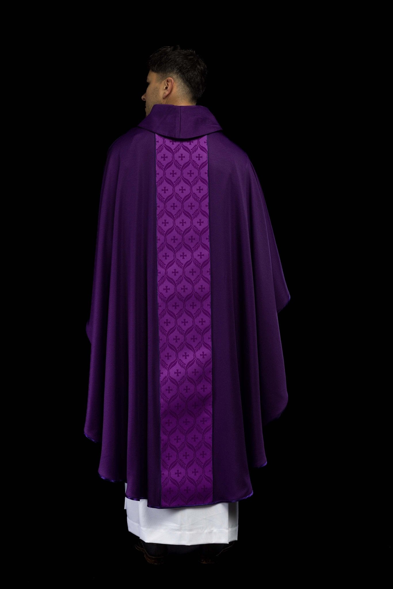 Casula viola con banda jacquard decorata con croci KOR/402/03/53 - PERILPRETE.IT