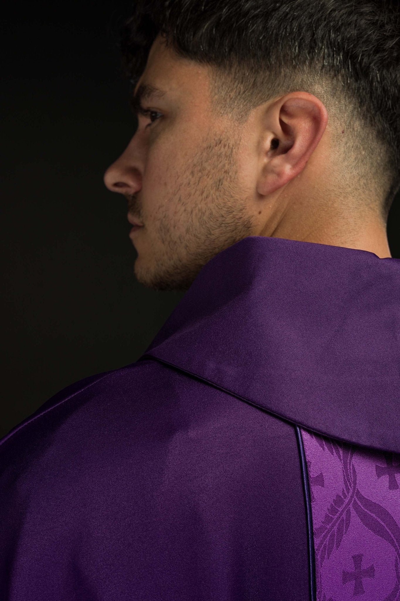 Casula viola con banda jacquard decorata con croci KOR/402/03/53 - PERILPRETE.IT