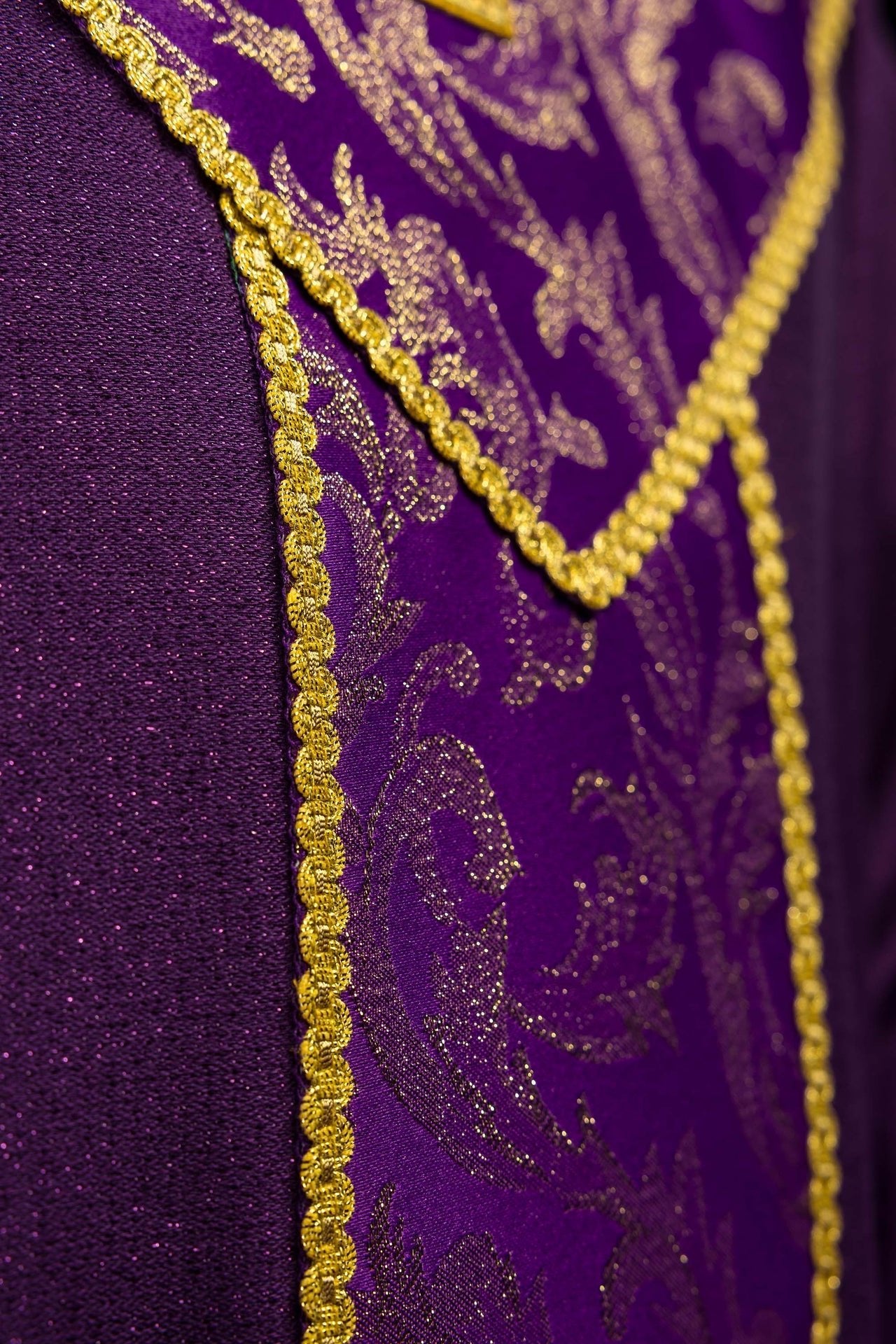 Casula viola con croce decorata con tessuto jacquard LE/7075/03 - PERILPRETE.IT