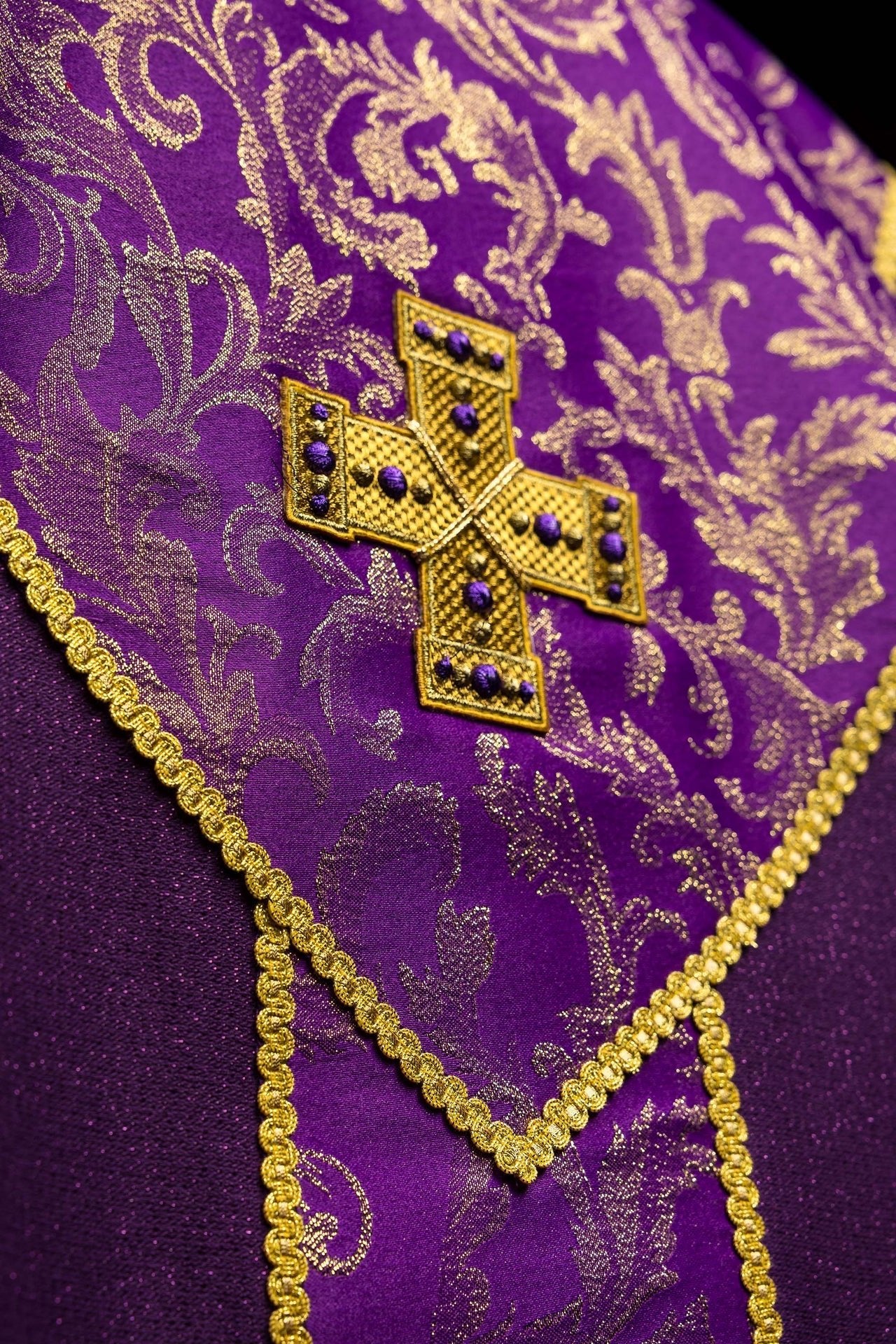 Casula viola con croce decorata con tessuto jacquard LE/7075/03 - PERILPRETE.IT