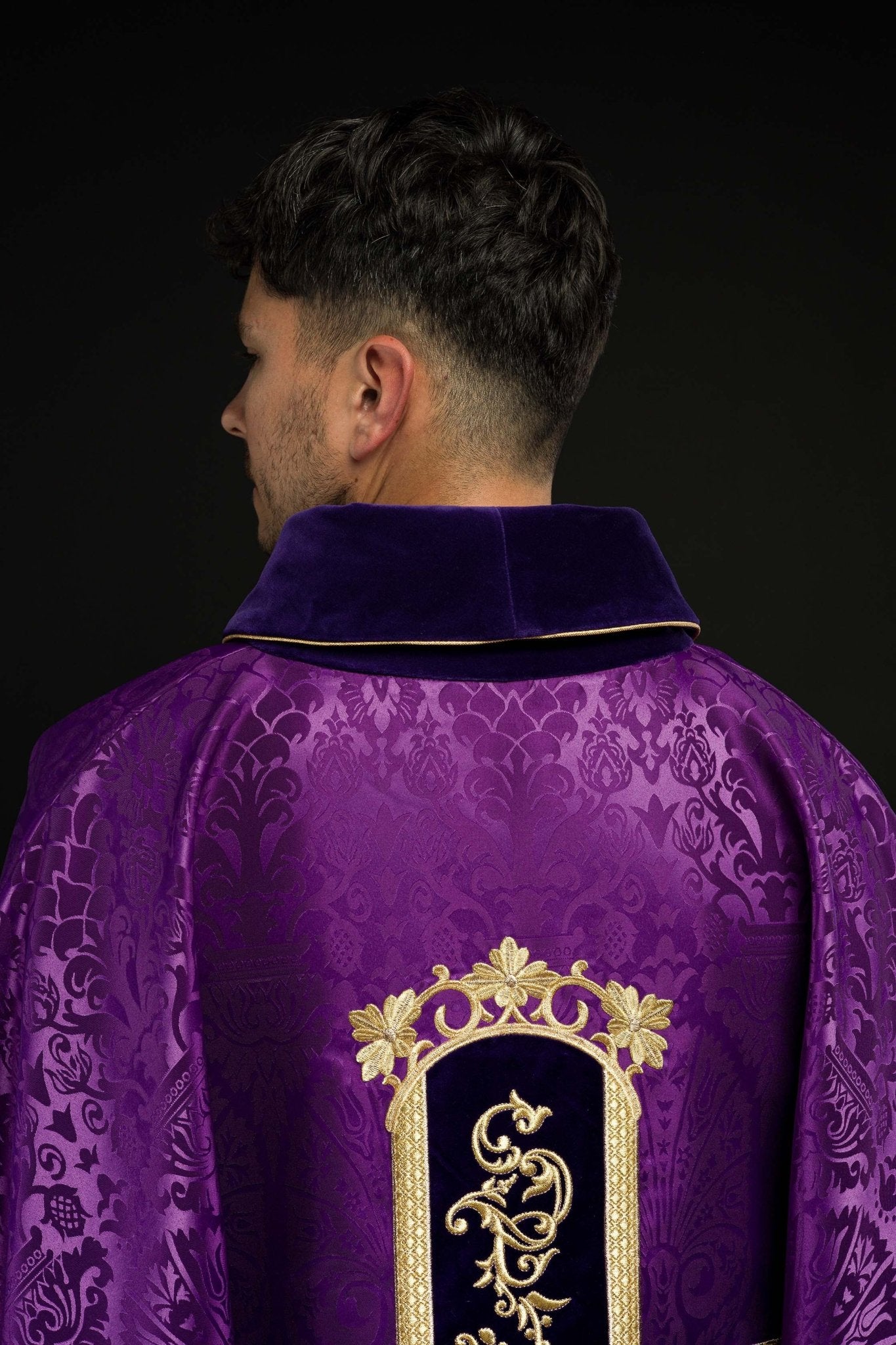 Casula Viola con immagine ricamata di Cristo KOR/190/03/83/PA FIOLET - PERILPRETE.IT