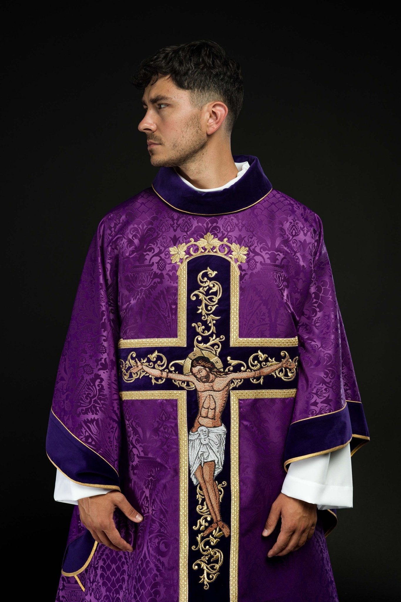 Casula Viola con immagine ricamata di Cristo KOR/190/03/83/PA FIOLET - PERILPRETE.IT