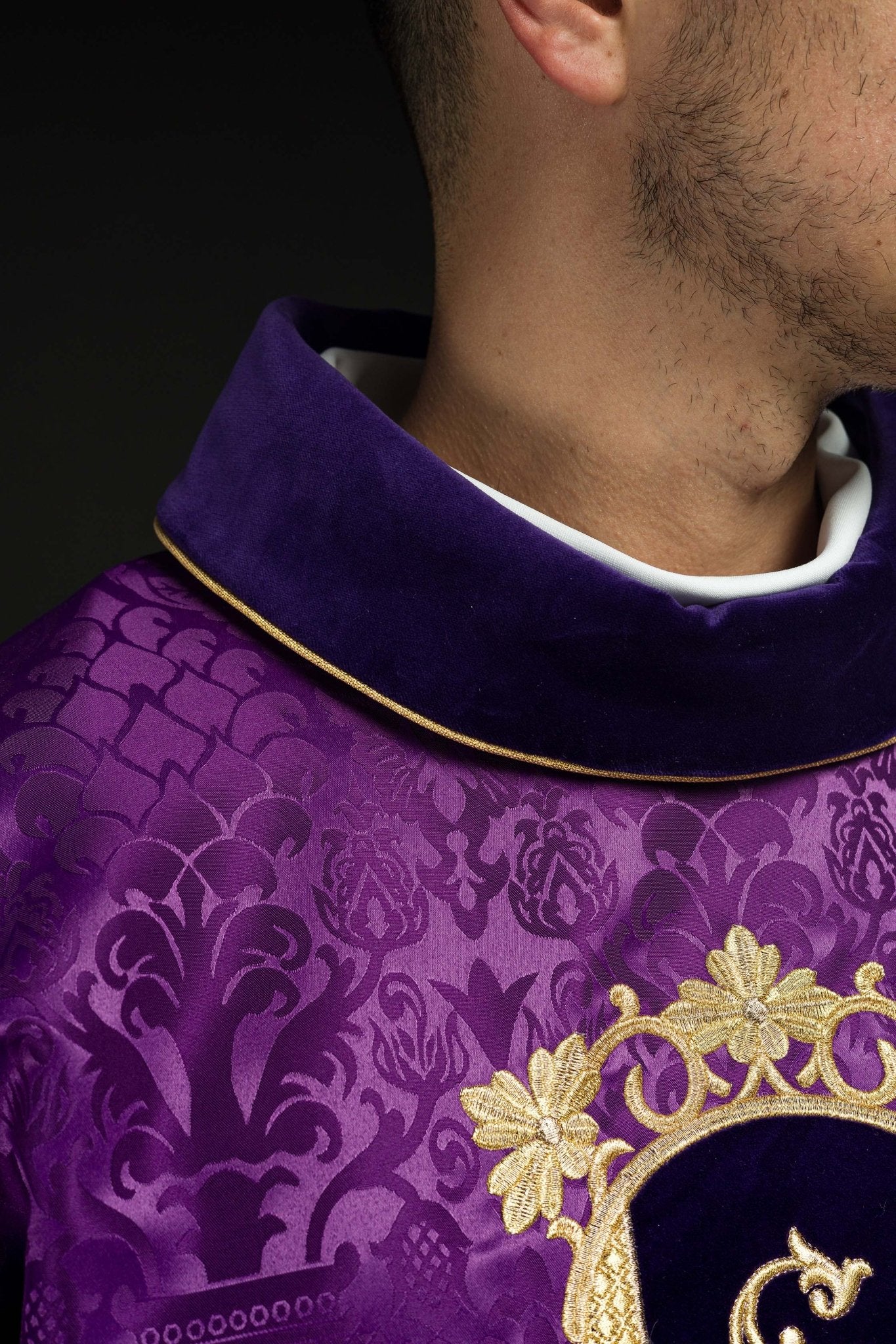 Casula Viola con immagine ricamata di Cristo KOR/190/03/83/PA FIOLET - PERILPRETE.IT