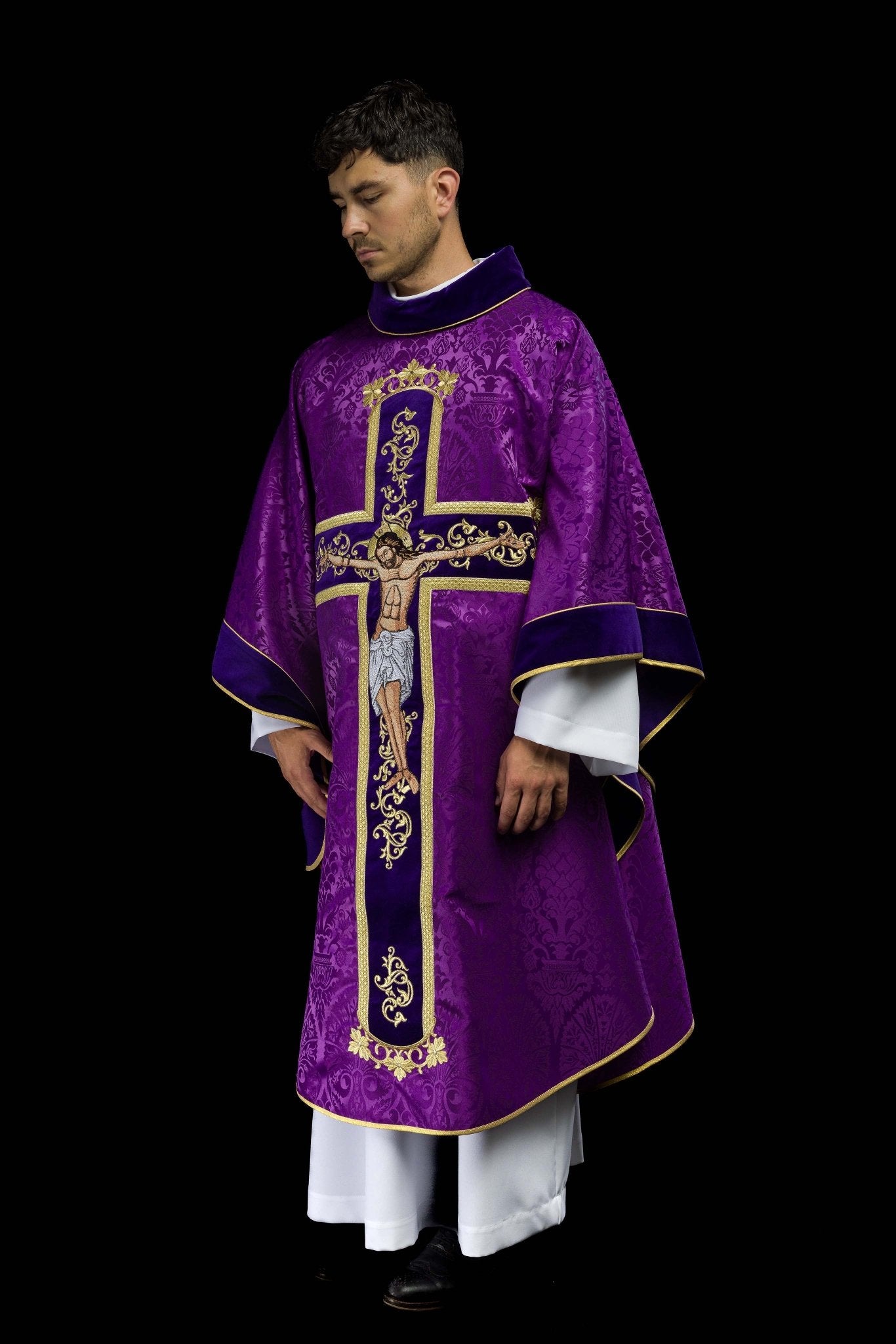 Casula Viola con immagine ricamata di Cristo KOR/190/03/83/PA FIOLET - PERILPRETE.IT