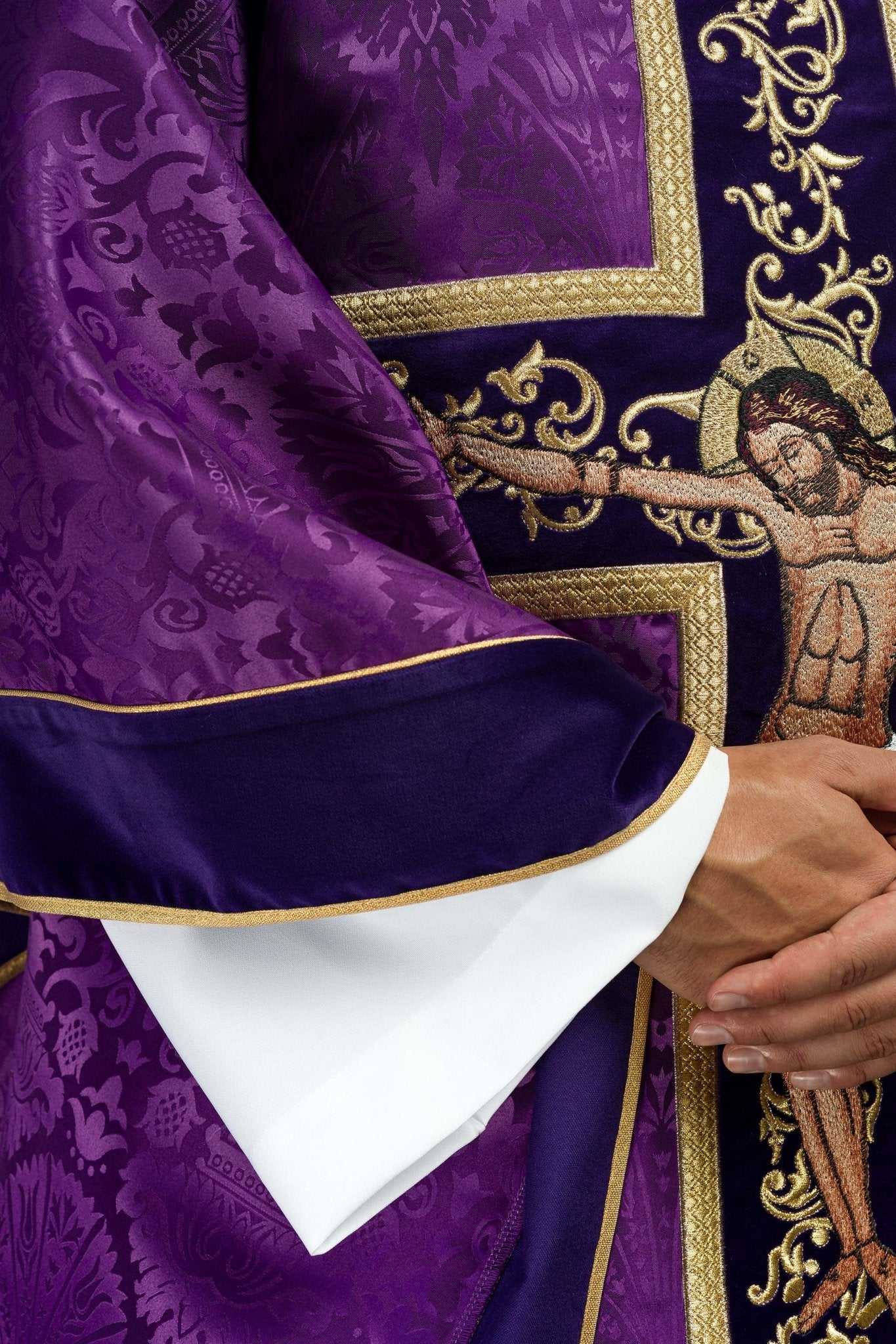 Casula Viola con immagine ricamata di Cristo KOR/190/03/83/PA FIOLET - PERILPRETE.IT