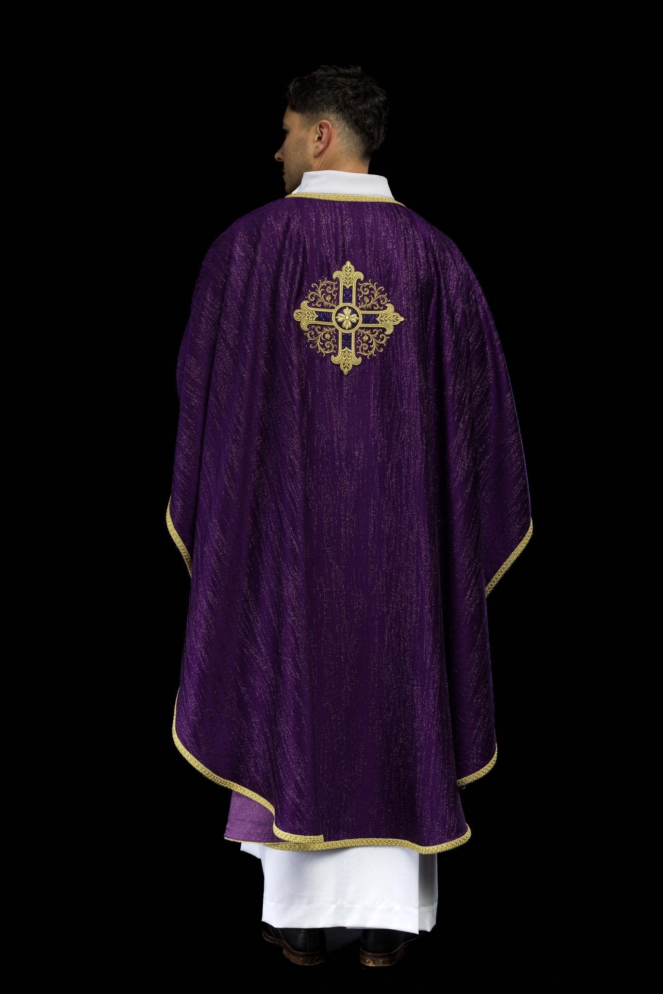 Casula viola con motivo ricamato della croce su tessuto decorativo KOA/006/03/99 - PERILPRETE.IT