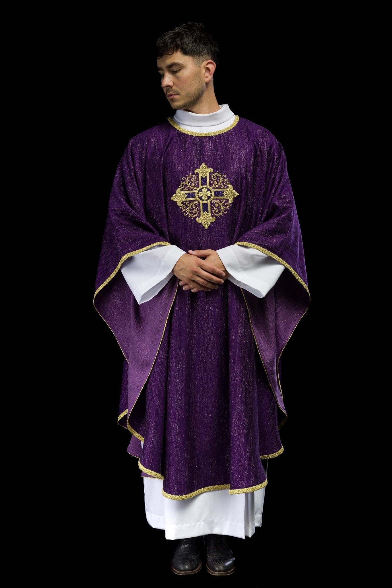 Casula viola con motivo ricamato della croce su tessuto decorativo KOA/006/03/99 - PERILPRETE.IT