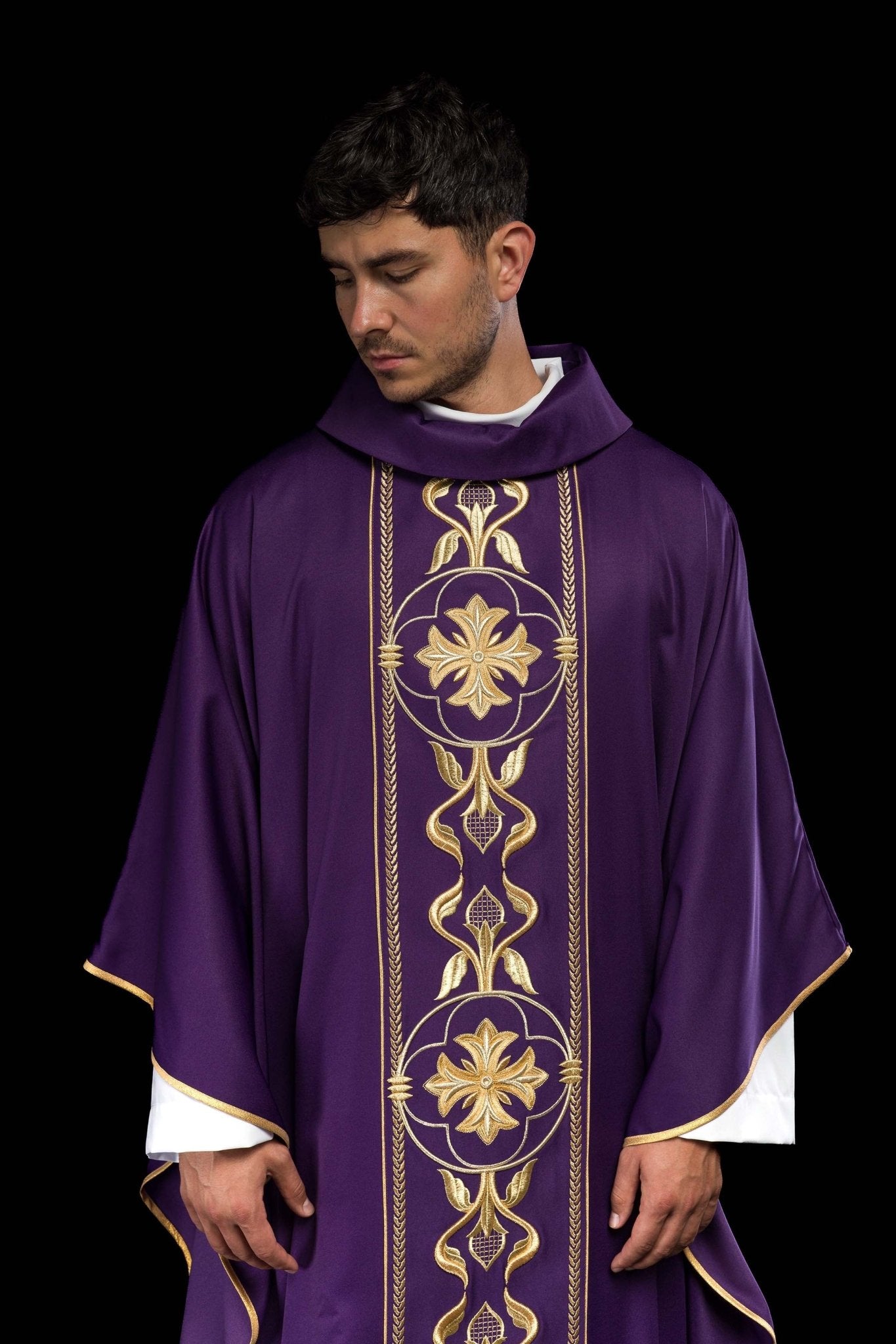 Casula viola ricamata con banda decorativa KOR/267/03/53 - PERILPRETE.IT