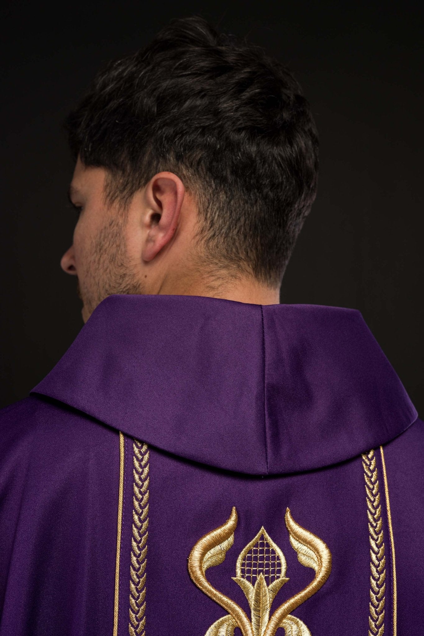 Casula viola ricamata con banda decorativa KOR/267/03/53 - PERILPRETE.IT