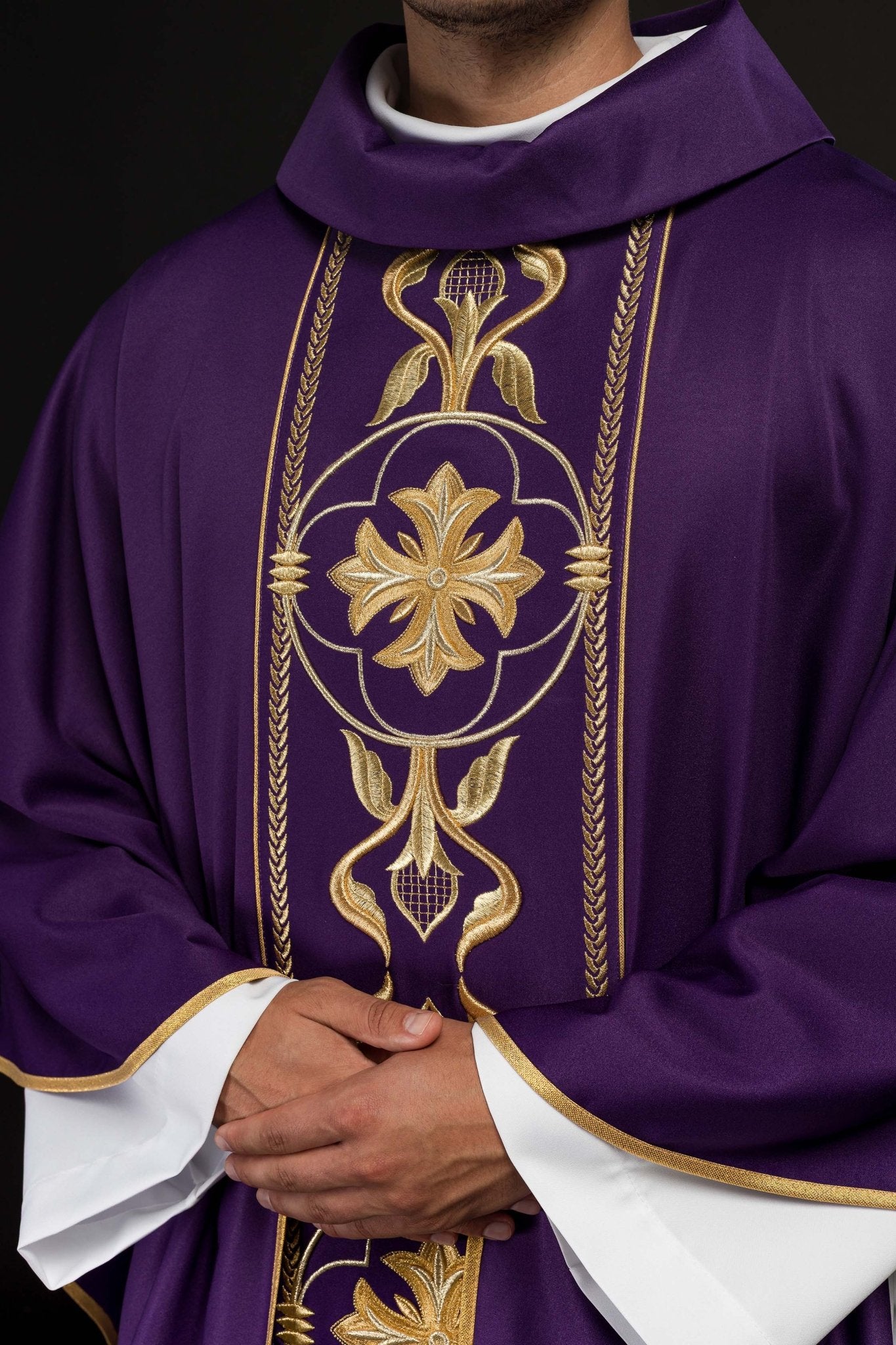 Casula viola ricamata con banda decorativa KOR/267/03/53 - PERILPRETE.IT