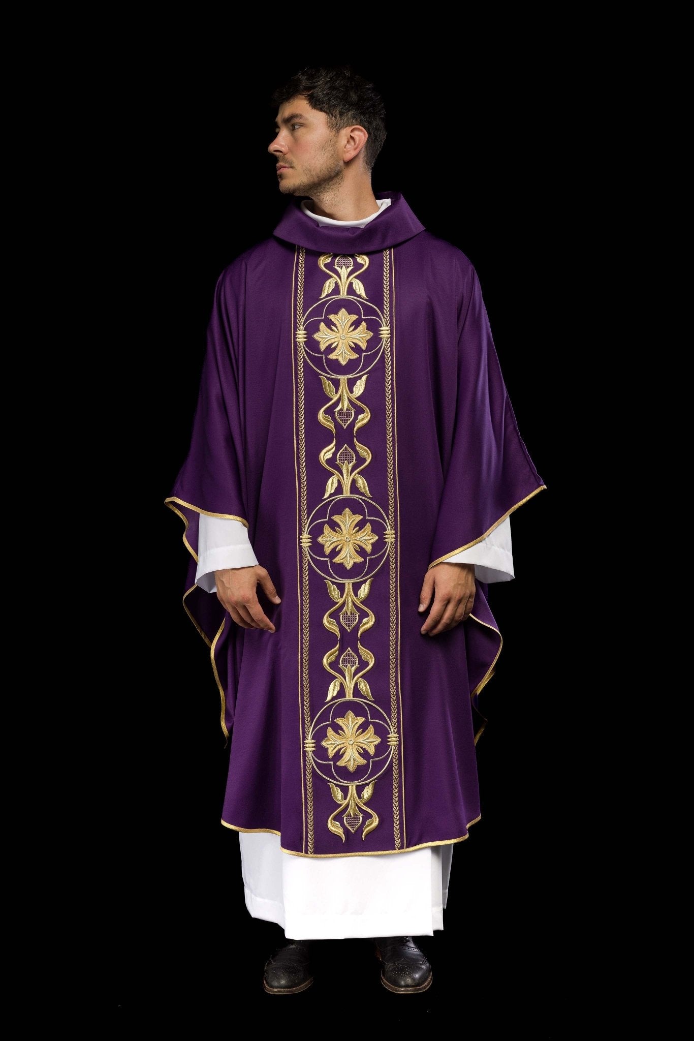 Casula viola ricamata con banda decorativa KOR/267/03/53 - PERILPRETE.IT