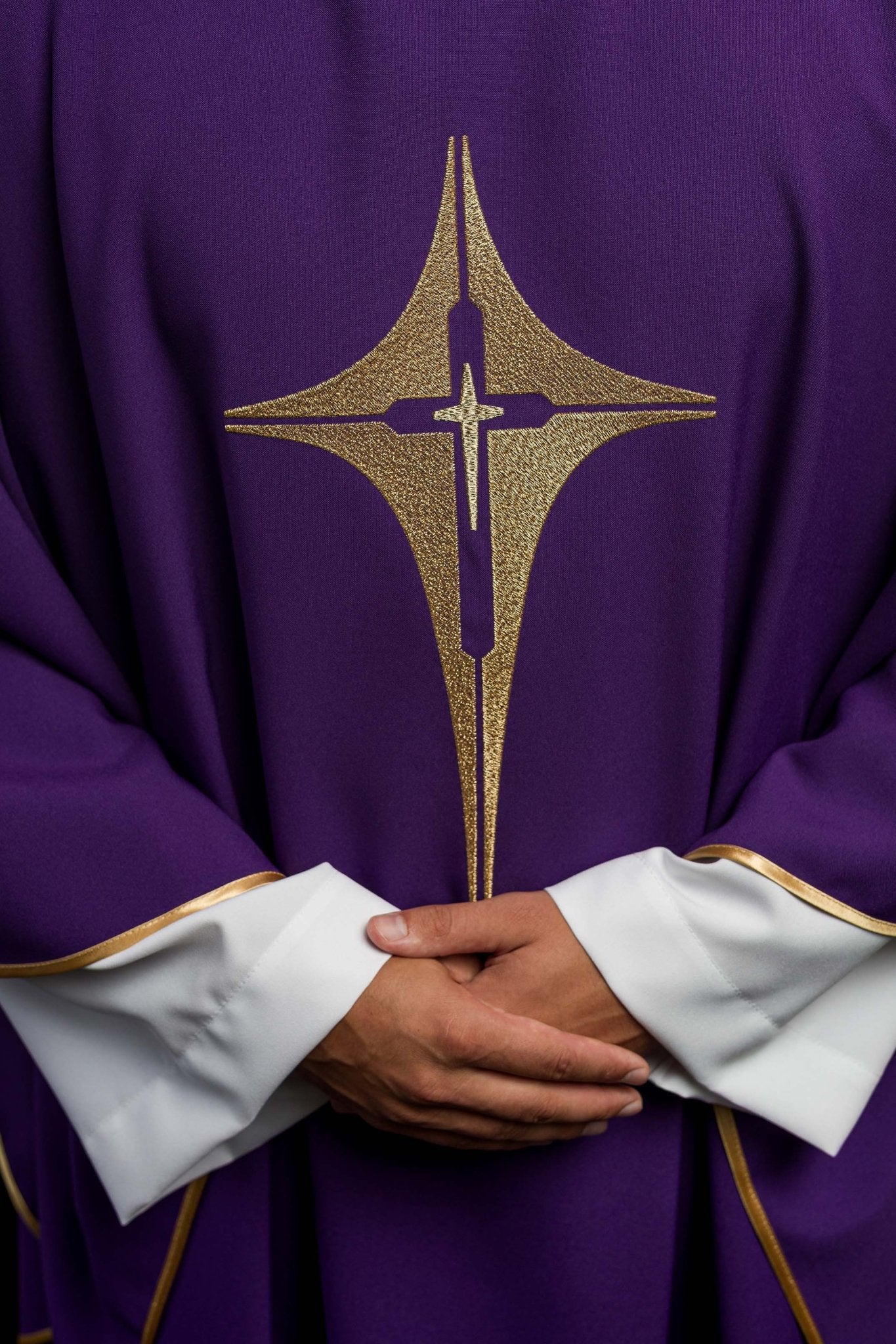 Casula Viola ricamata con motivo della Croce KOR/002/03/12 FIOLET - PERILPRETE.IT