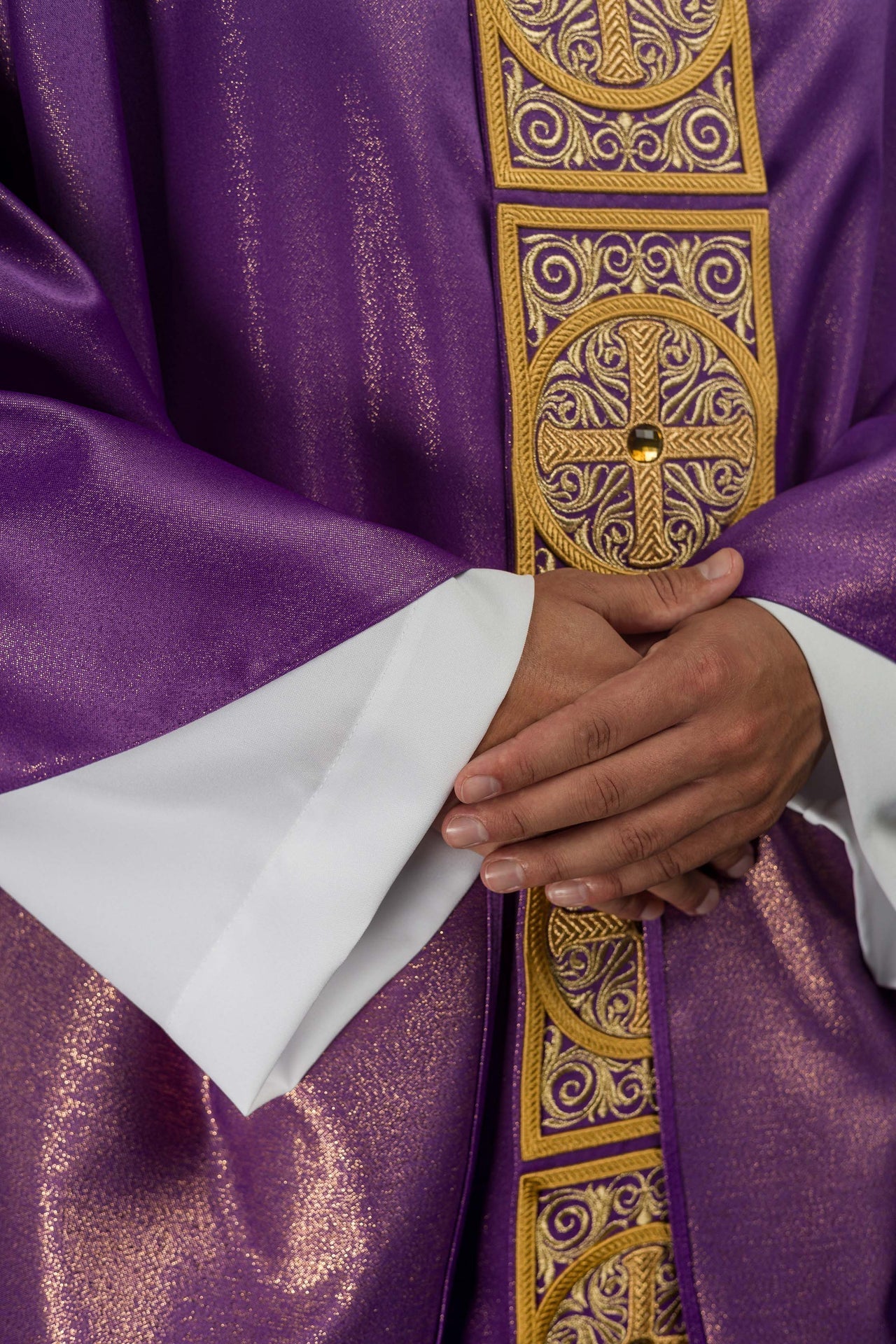 Casula viola riccamente ricamata decorata con pietre LE/7012/03 - PERILPRETE.IT