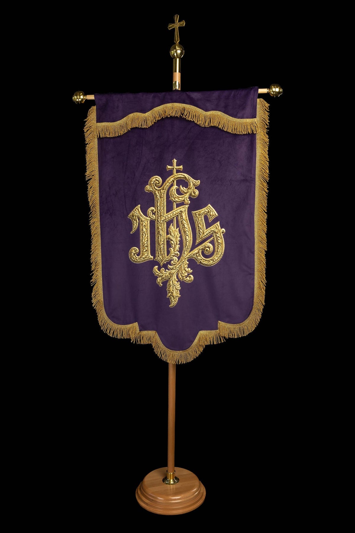 Stendardo viola stampato fronte-retro con IHS e Pax, vista frontale con frange dorate e simbolo IHS