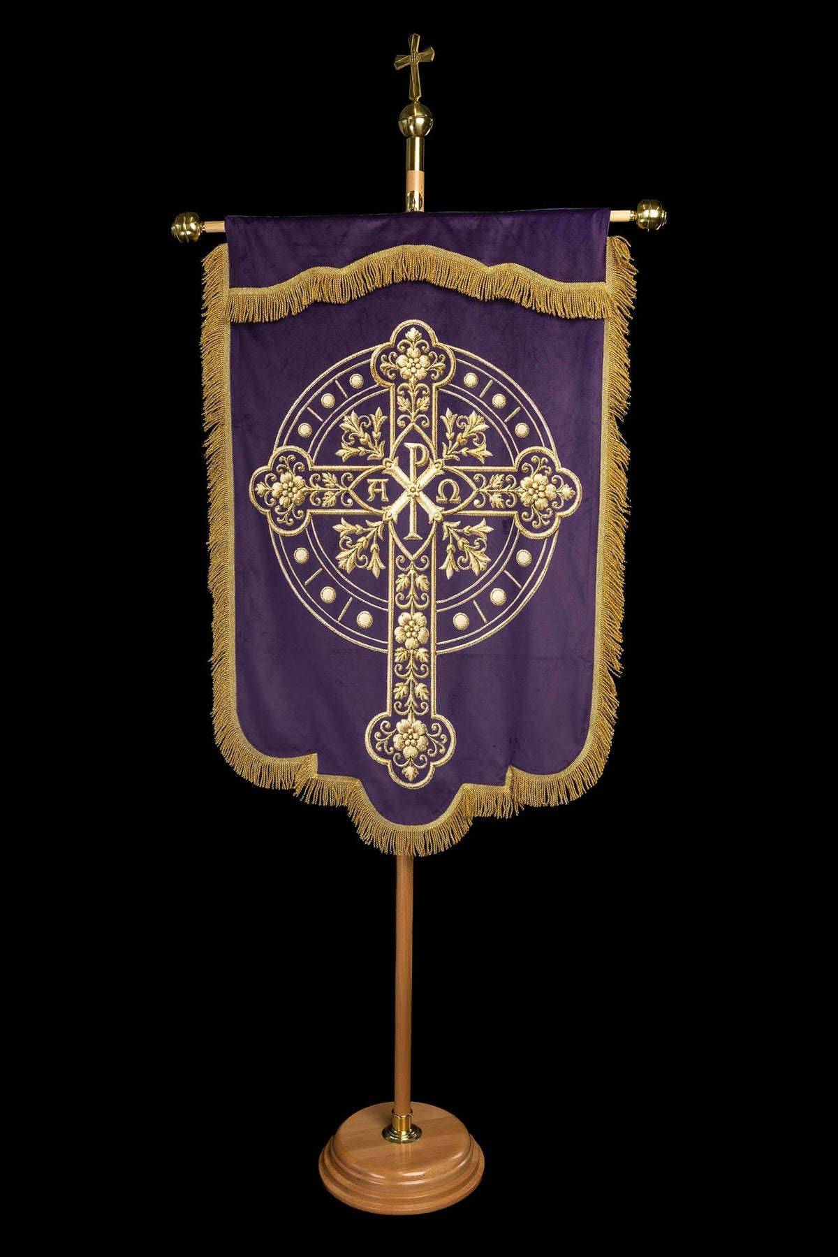 Stendardo viola, vista posteriore con croce ornamentale, lettere Alfa e Omega e frange dorate