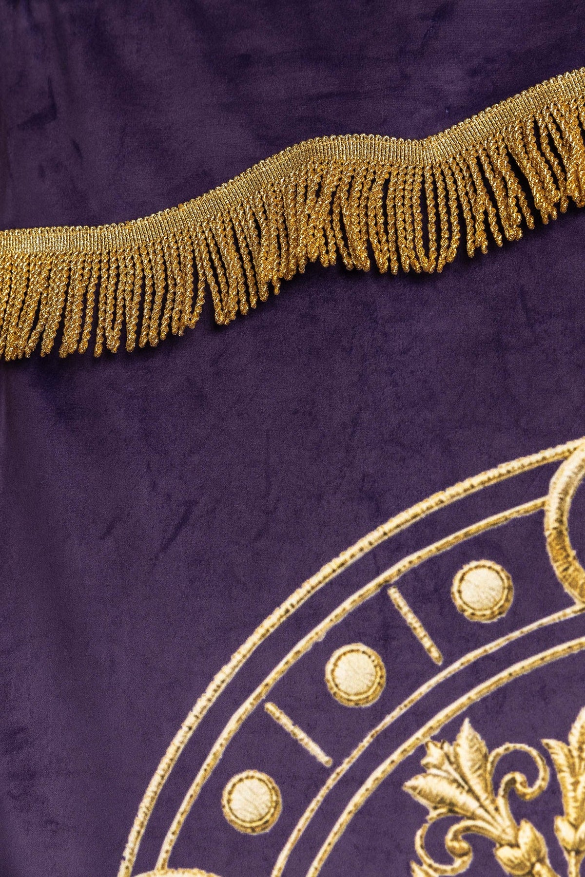 Stendardo viola, dettaglio della frangia dorata e degli archi ornamentali posteriori