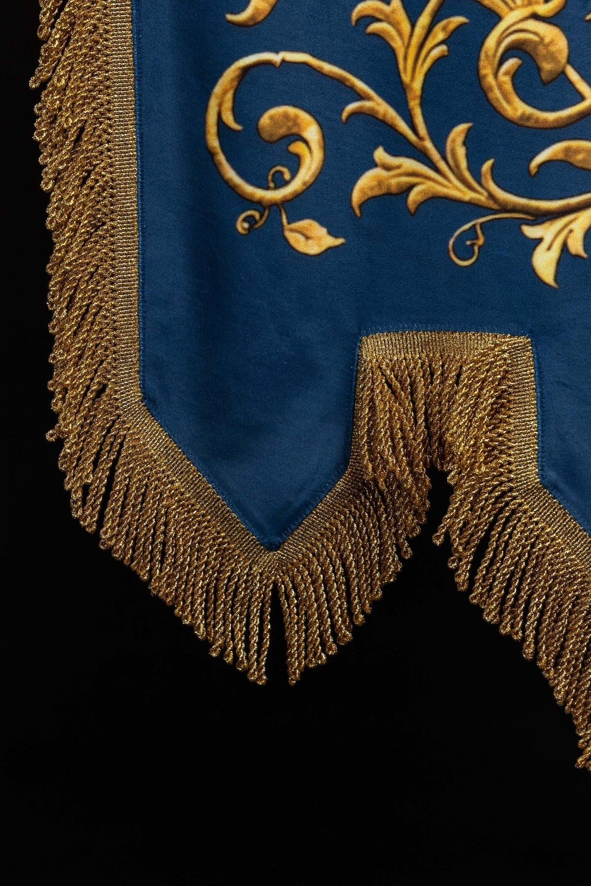 Chorągiew drukowana dwustronna z wizerunkiem Matki Bożej Niepokalanej i monogramem