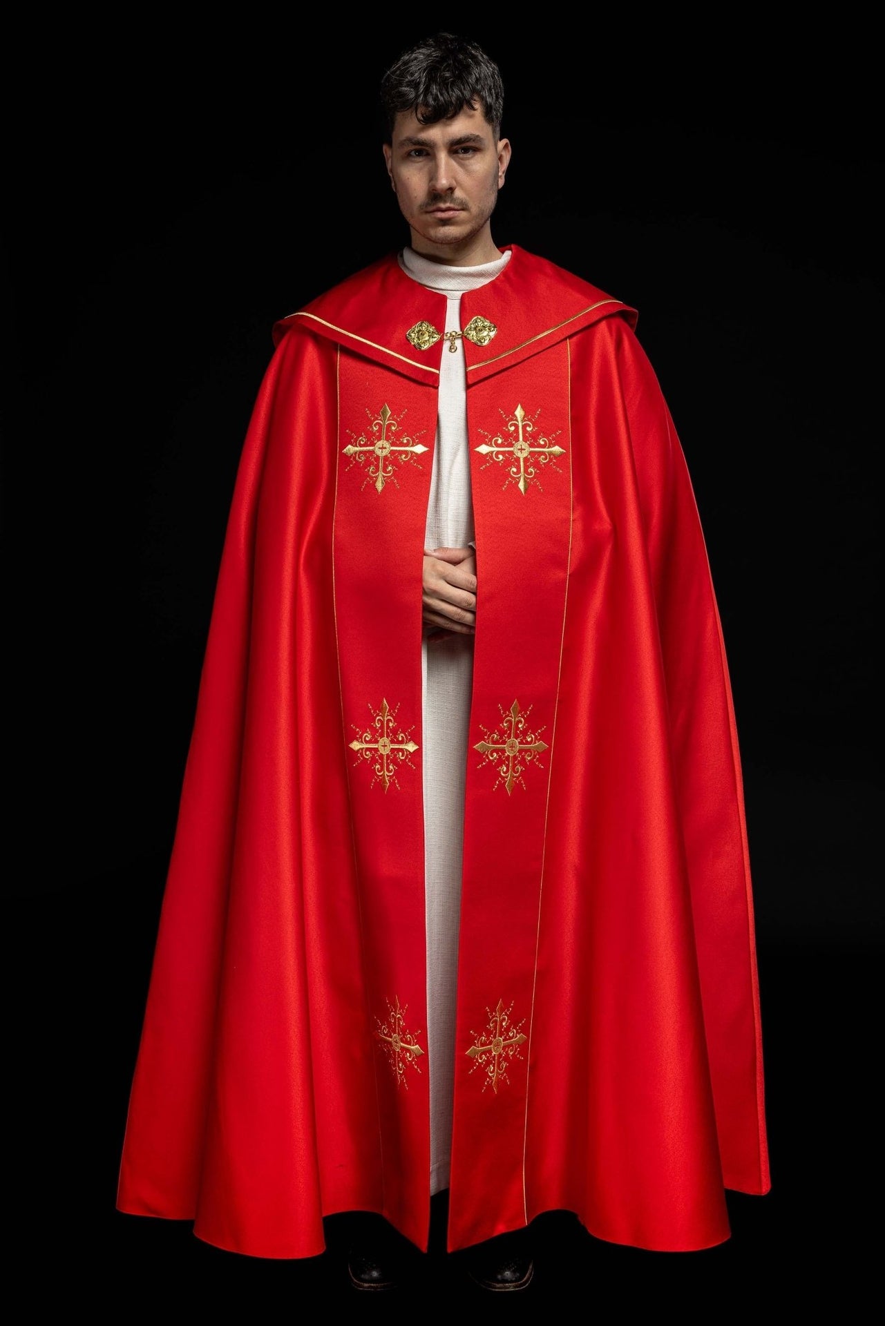 Czerwona kapa liturgiczna z haftem w złote krzyże