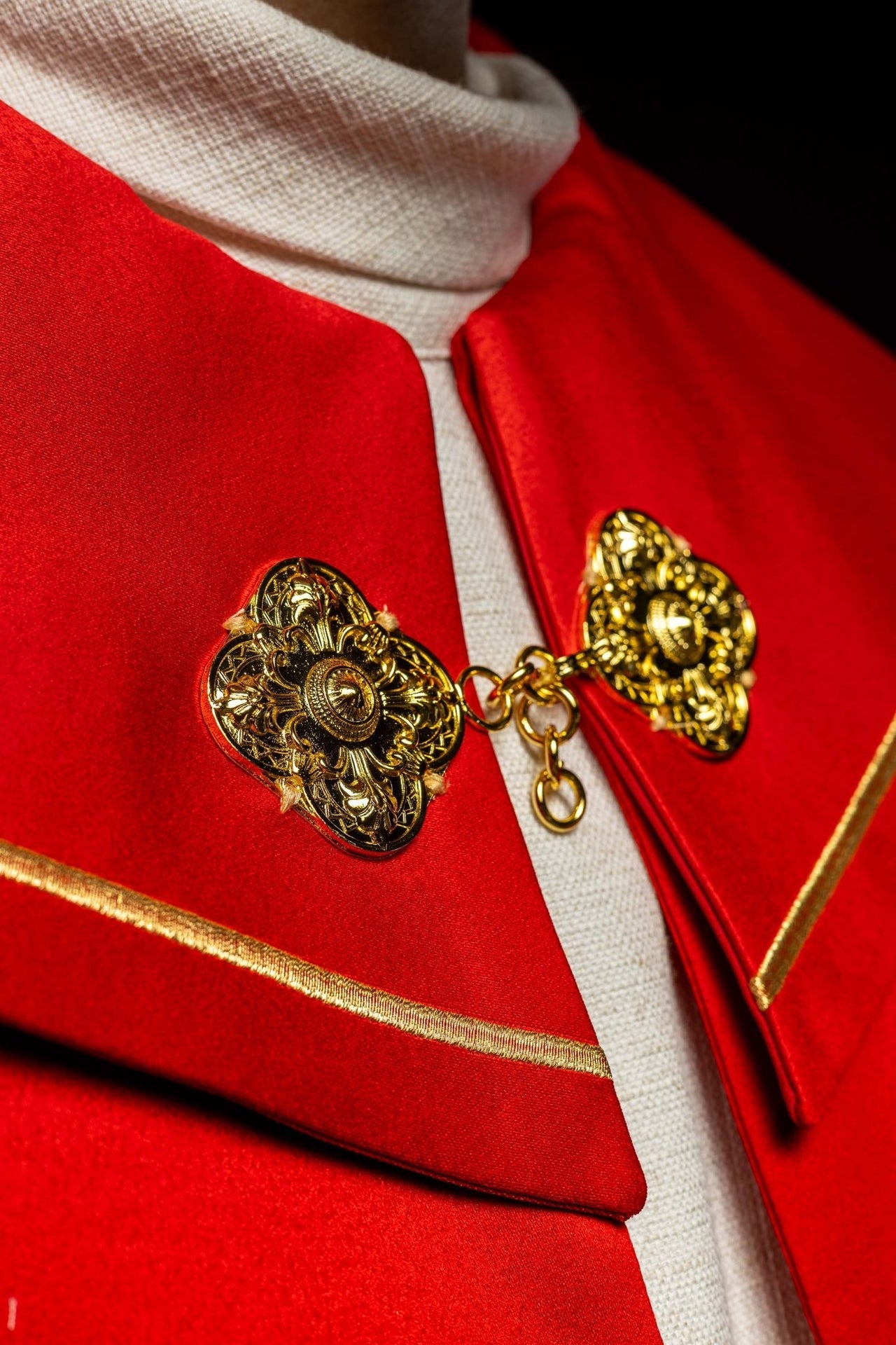 Czerwona kapa liturgiczna z haftem w złote krzyże
