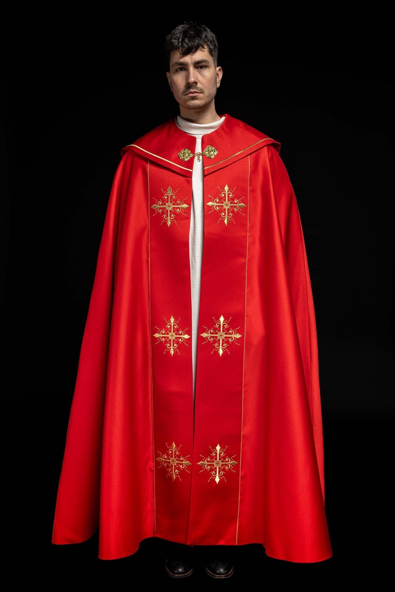 Czerwona kapa liturgiczna z haftem w złote krzyże
