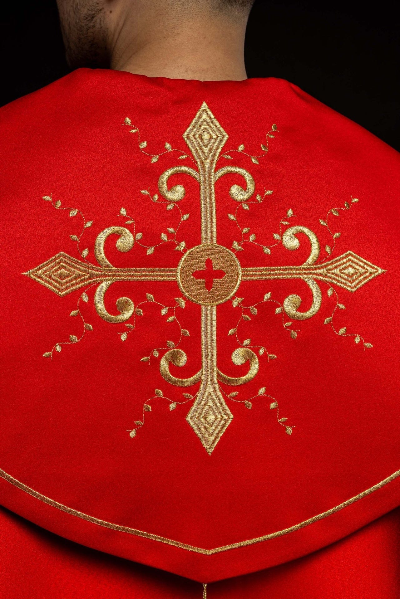 Czerwona kapa liturgiczna z haftem w złote krzyże