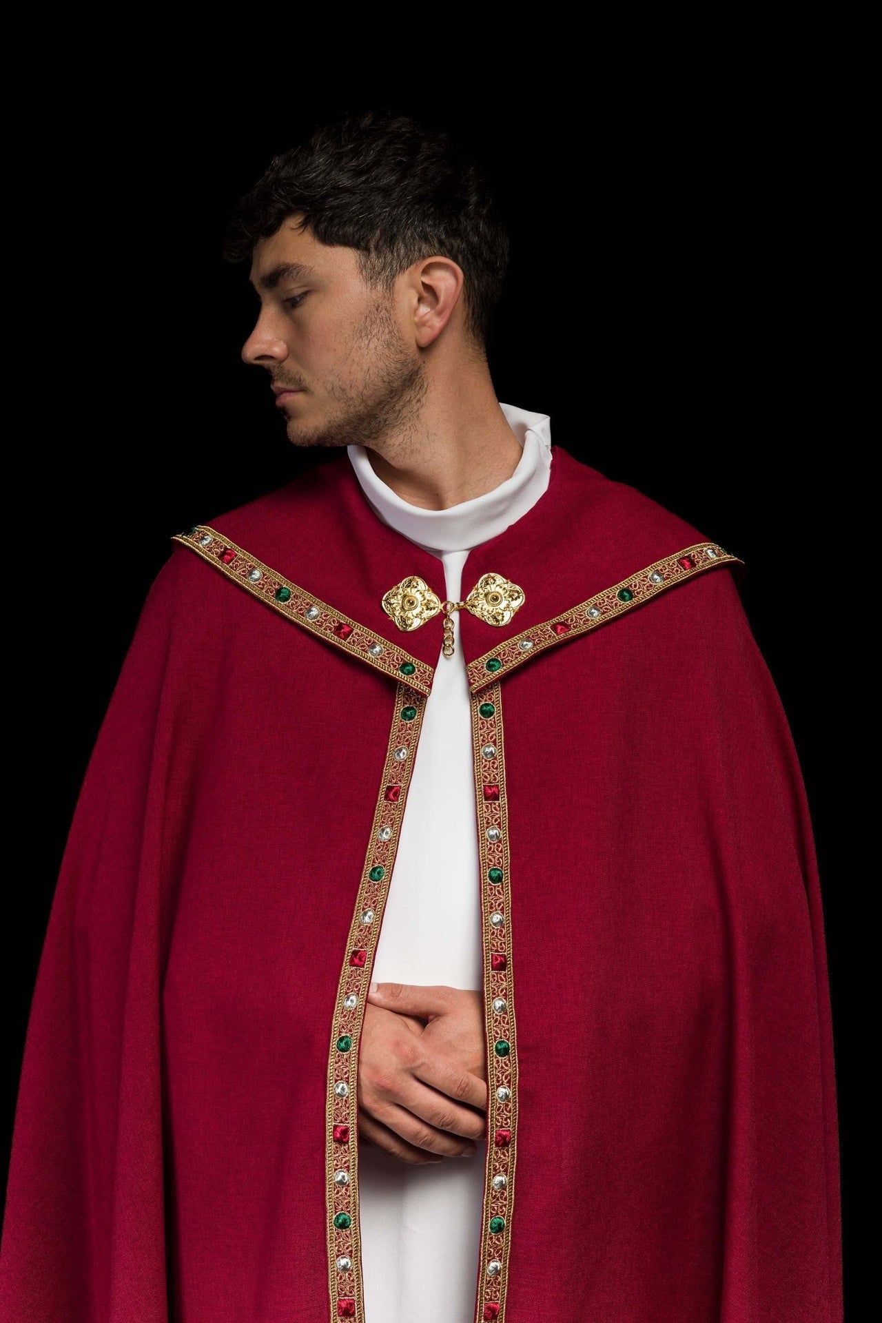 Czerwona kapa liturgiczna z złotym IHS