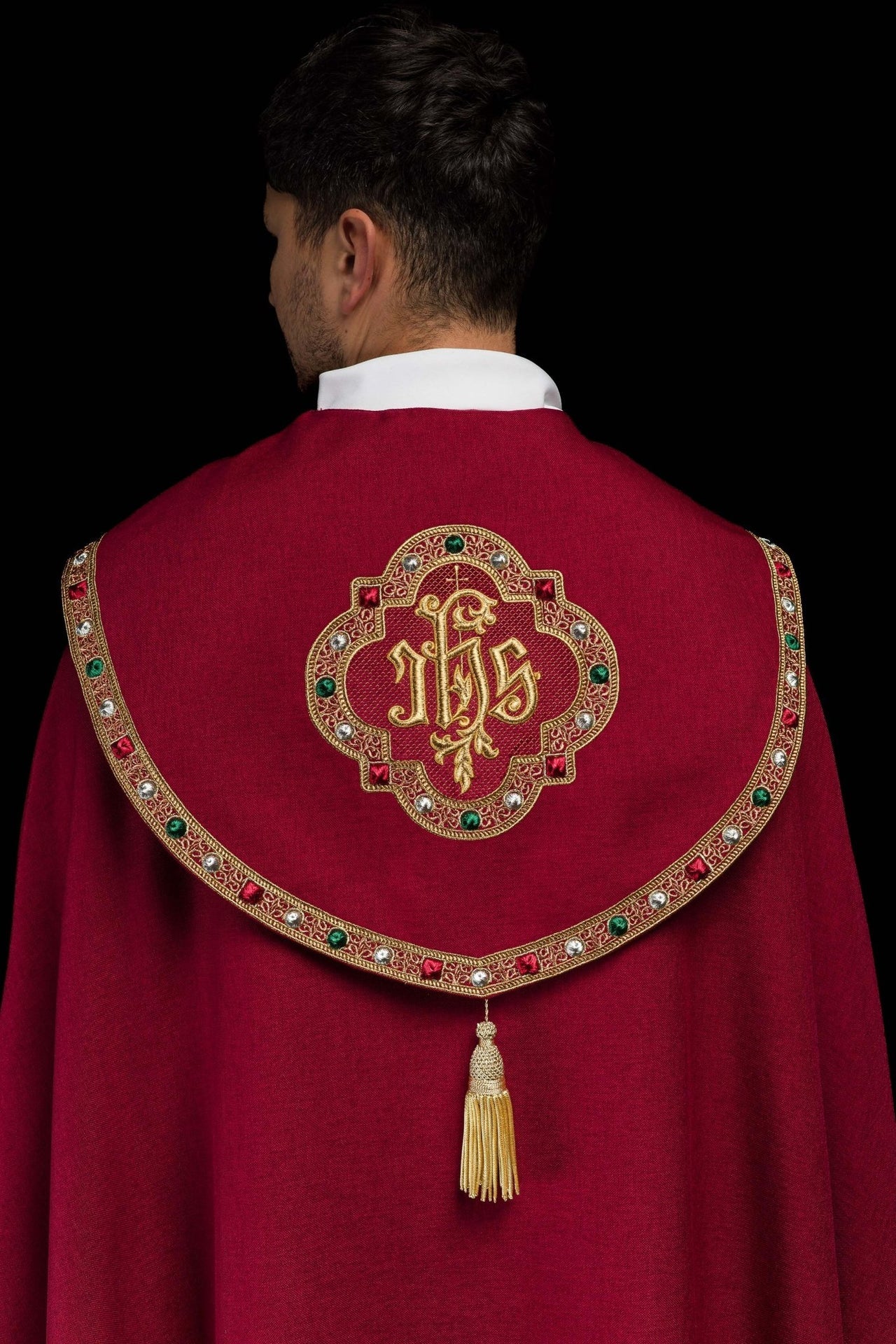 Czerwona kapa liturgiczna z złotym IHS