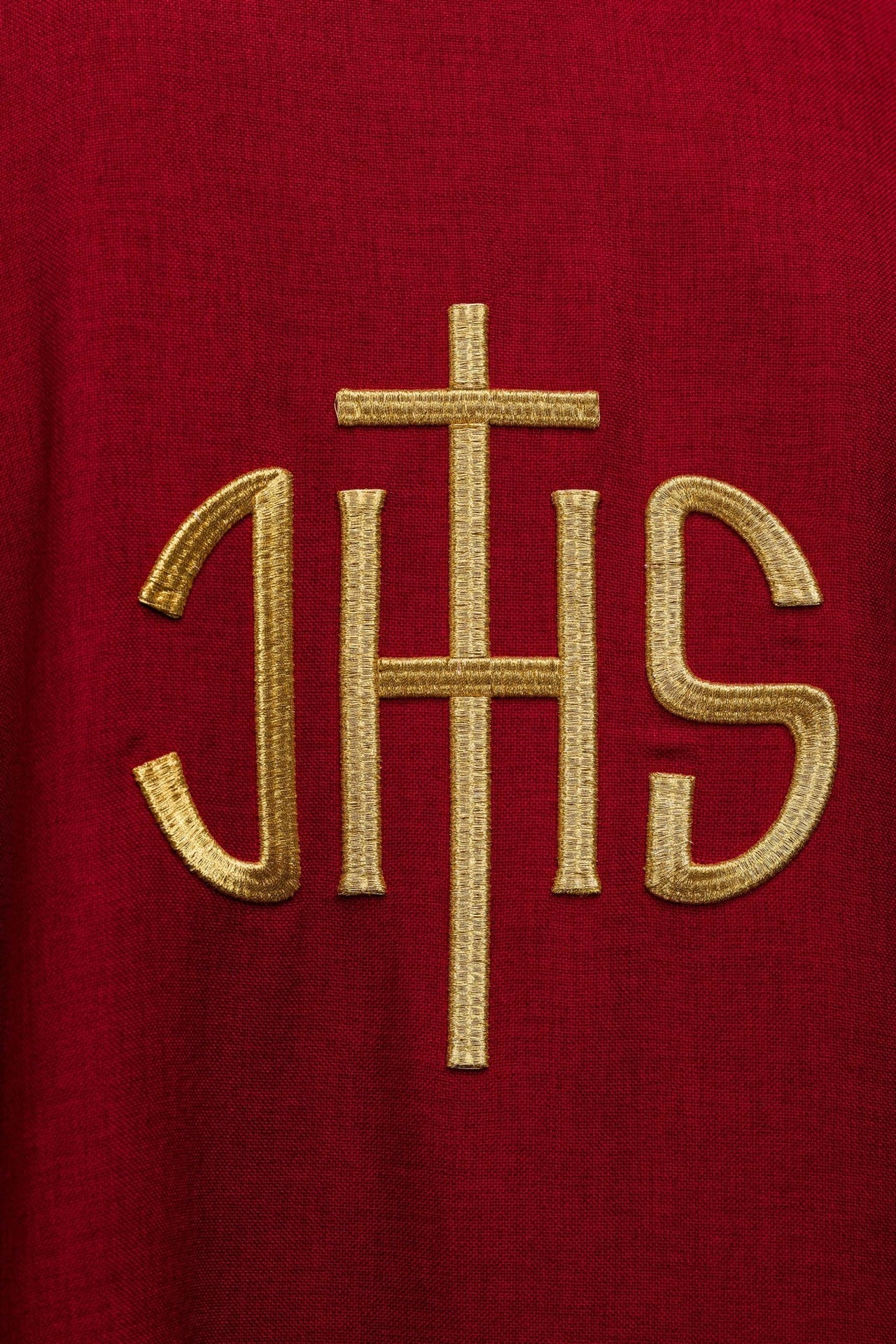 Czerwony ornat liturgiczny z złotym haftem IHS